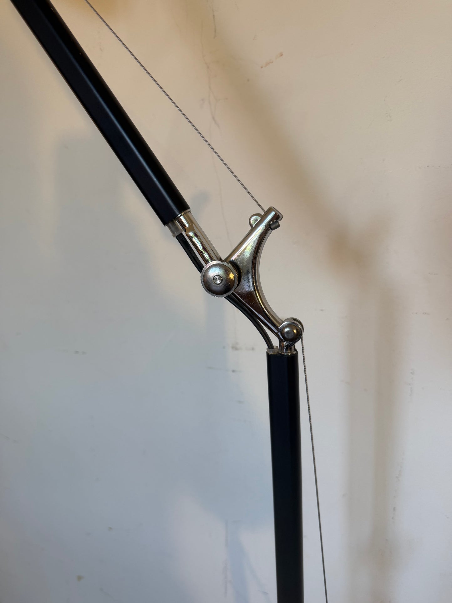 Lampadaire articulé chrome et métal noir