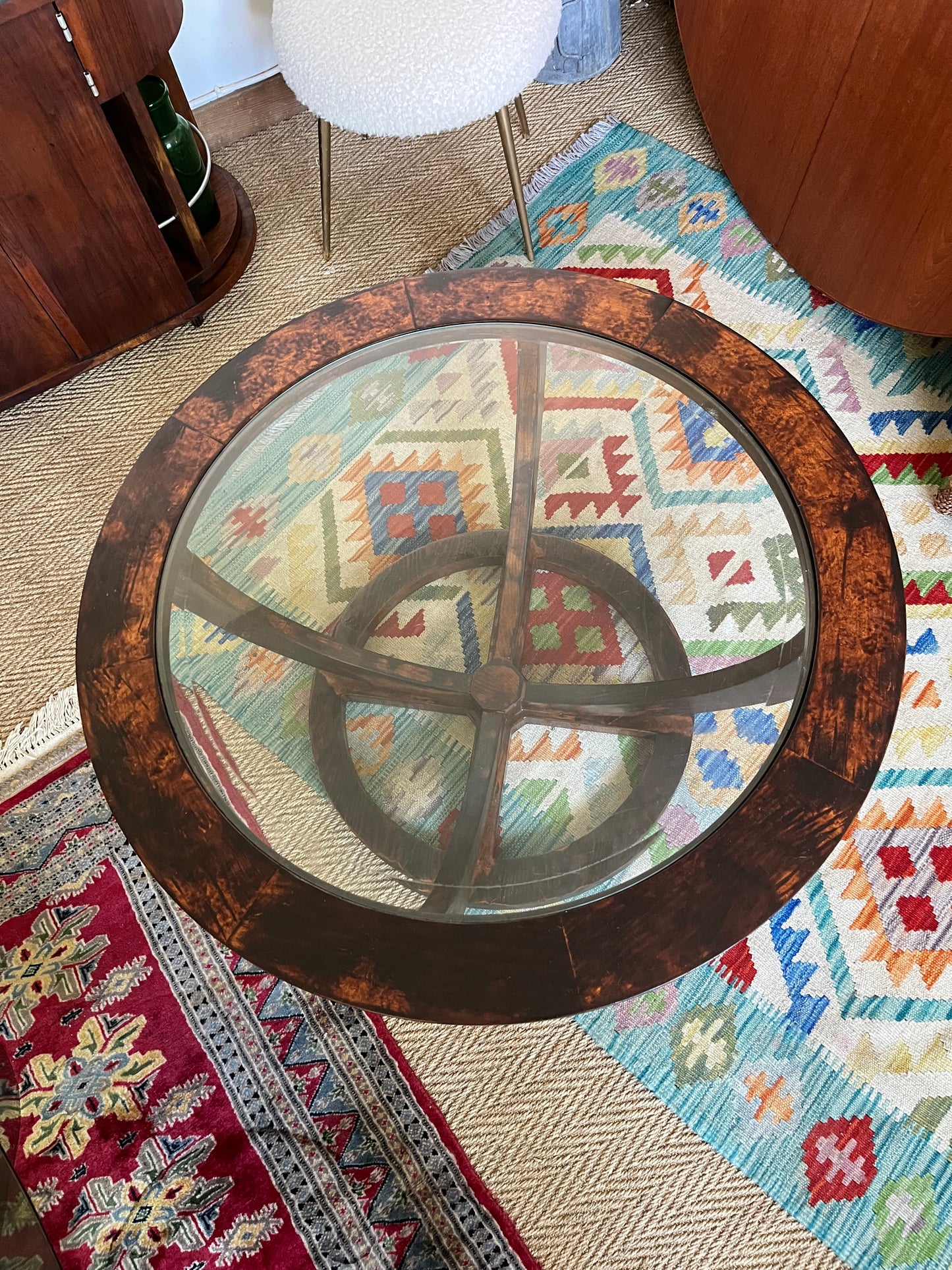 Table basse vintage ovale en bois et verre biseauté