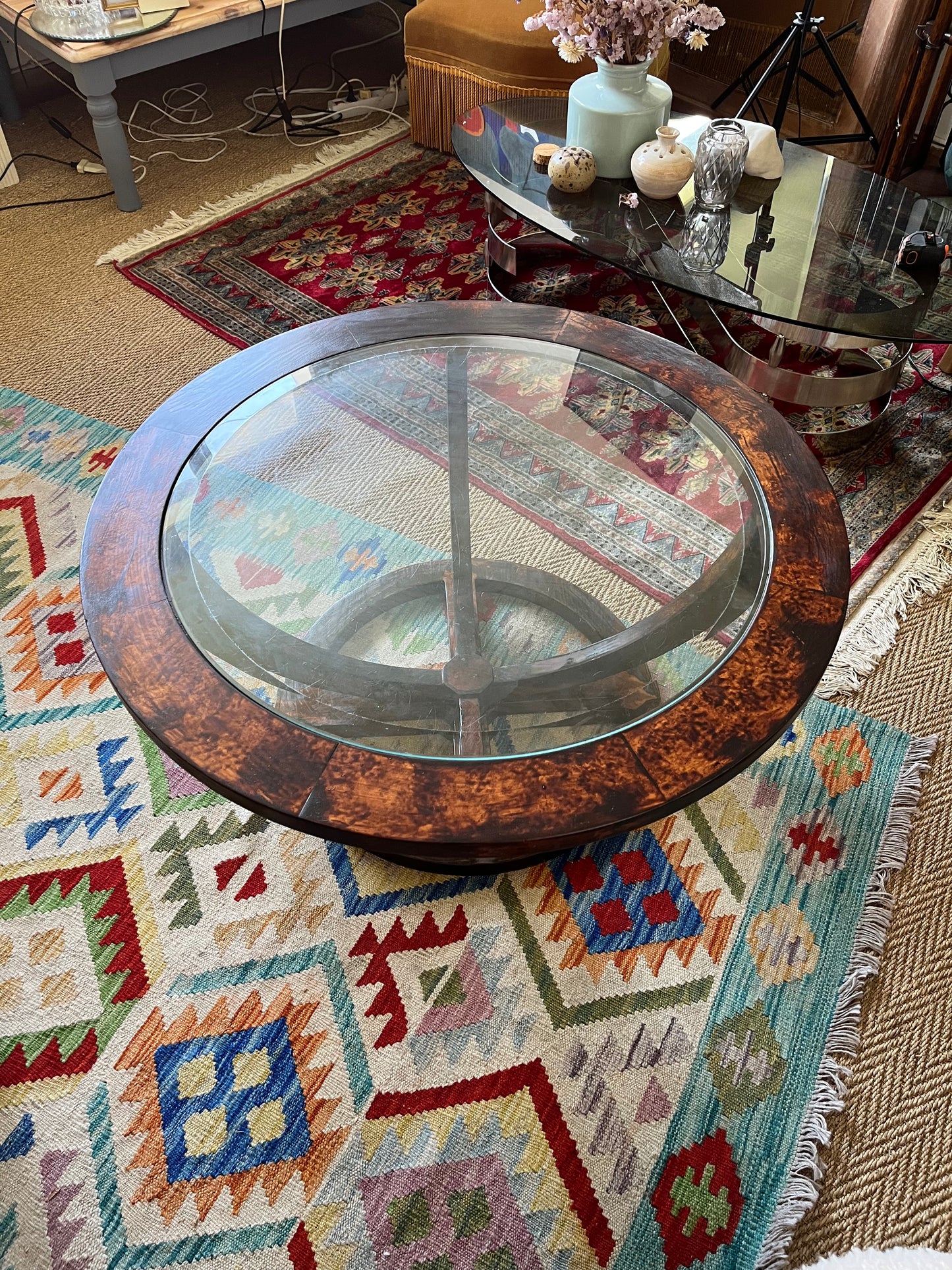 Table basse vintage ovale en bois et verre biseauté