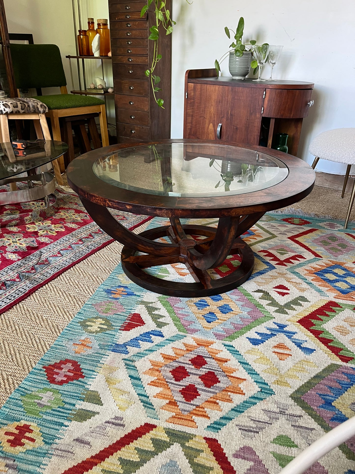 Table basse vintage ovale en bois et verre biseauté