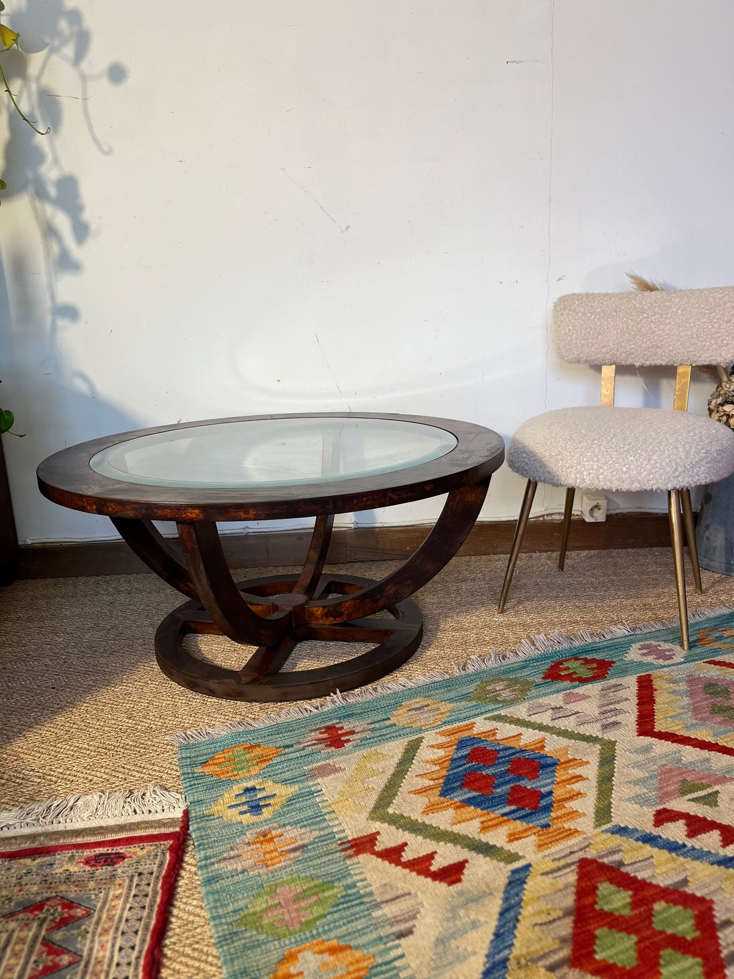 Table basse vintage ovale en bois et verre biseauté