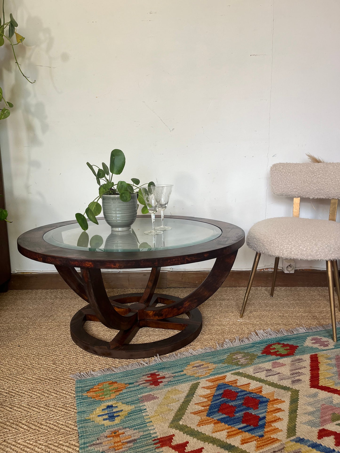 Table basse vintage ovale en bois et verre biseauté