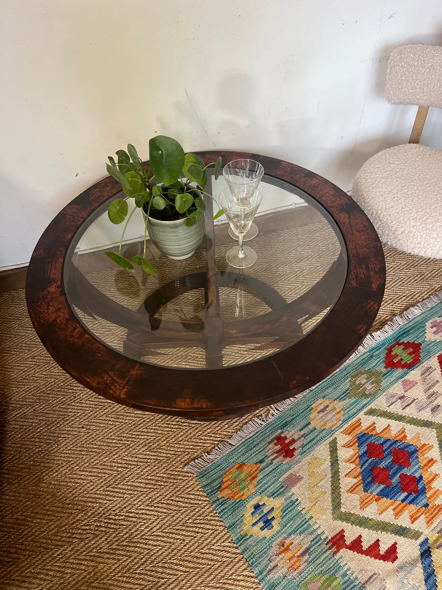 Table basse vintage ovale en bois et verre biseauté