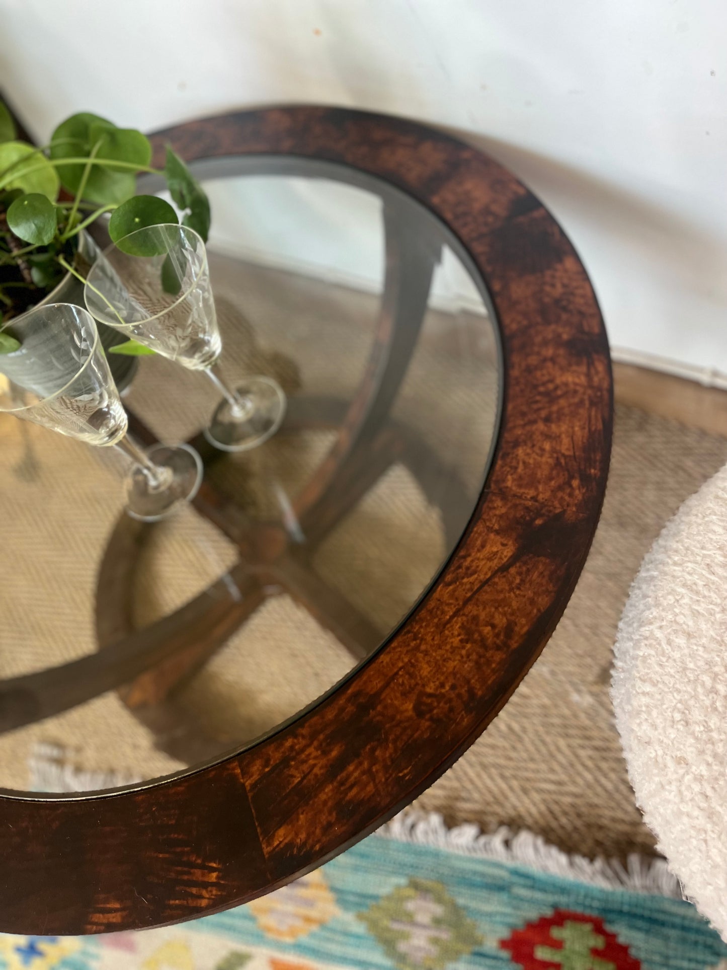 Table basse vintage ovale en bois et verre biseauté