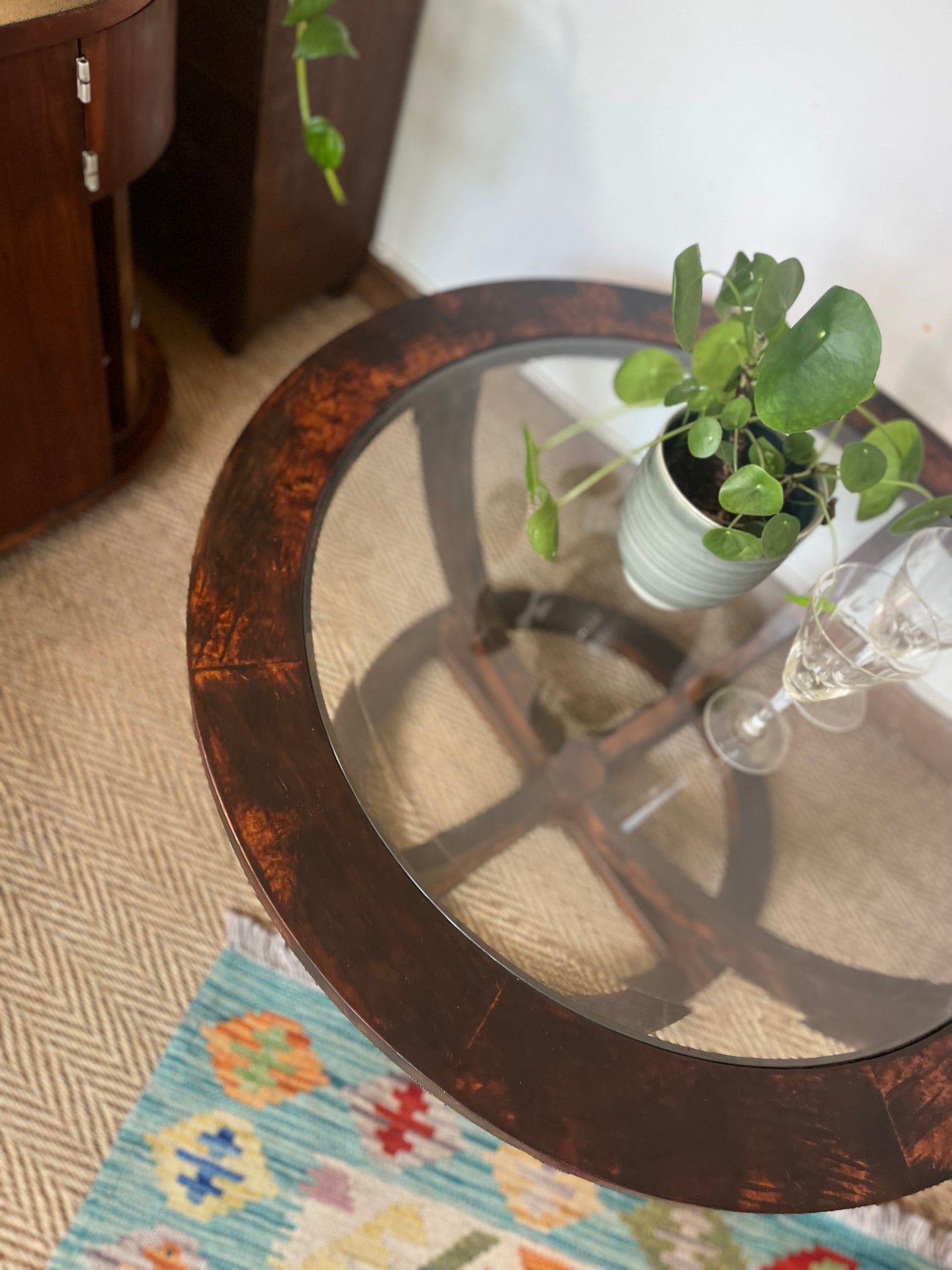 Table basse vintage ovale en bois et verre biseauté