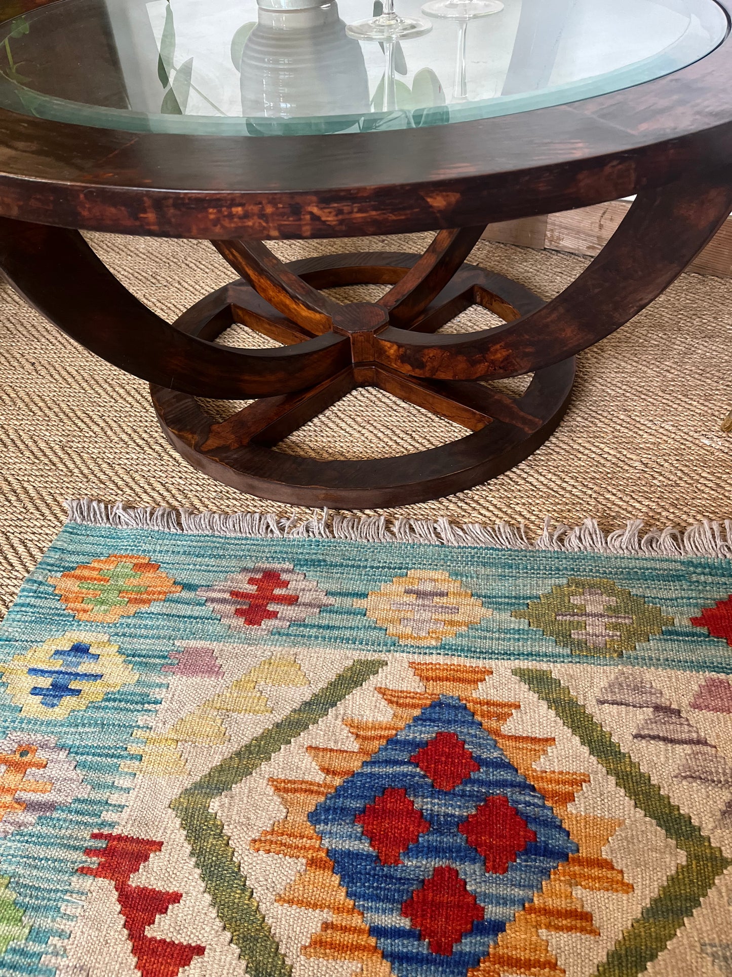 Table basse vintage ovale en bois et verre biseauté