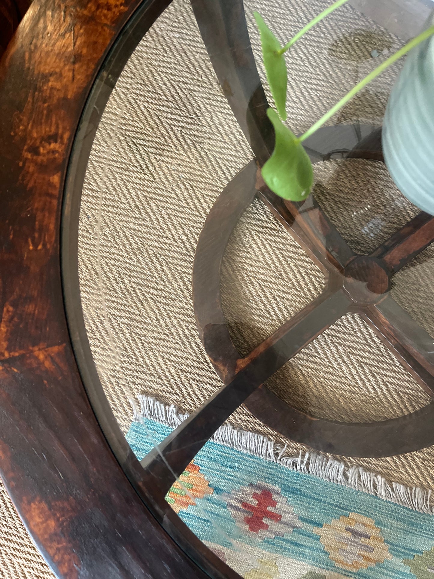 Table basse vintage ovale en bois et verre biseauté