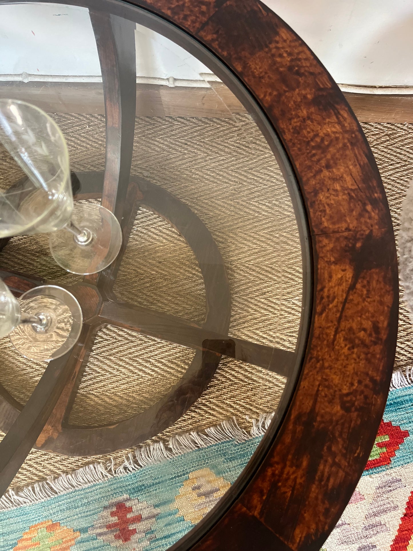 Table basse vintage ovale en bois et verre biseauté