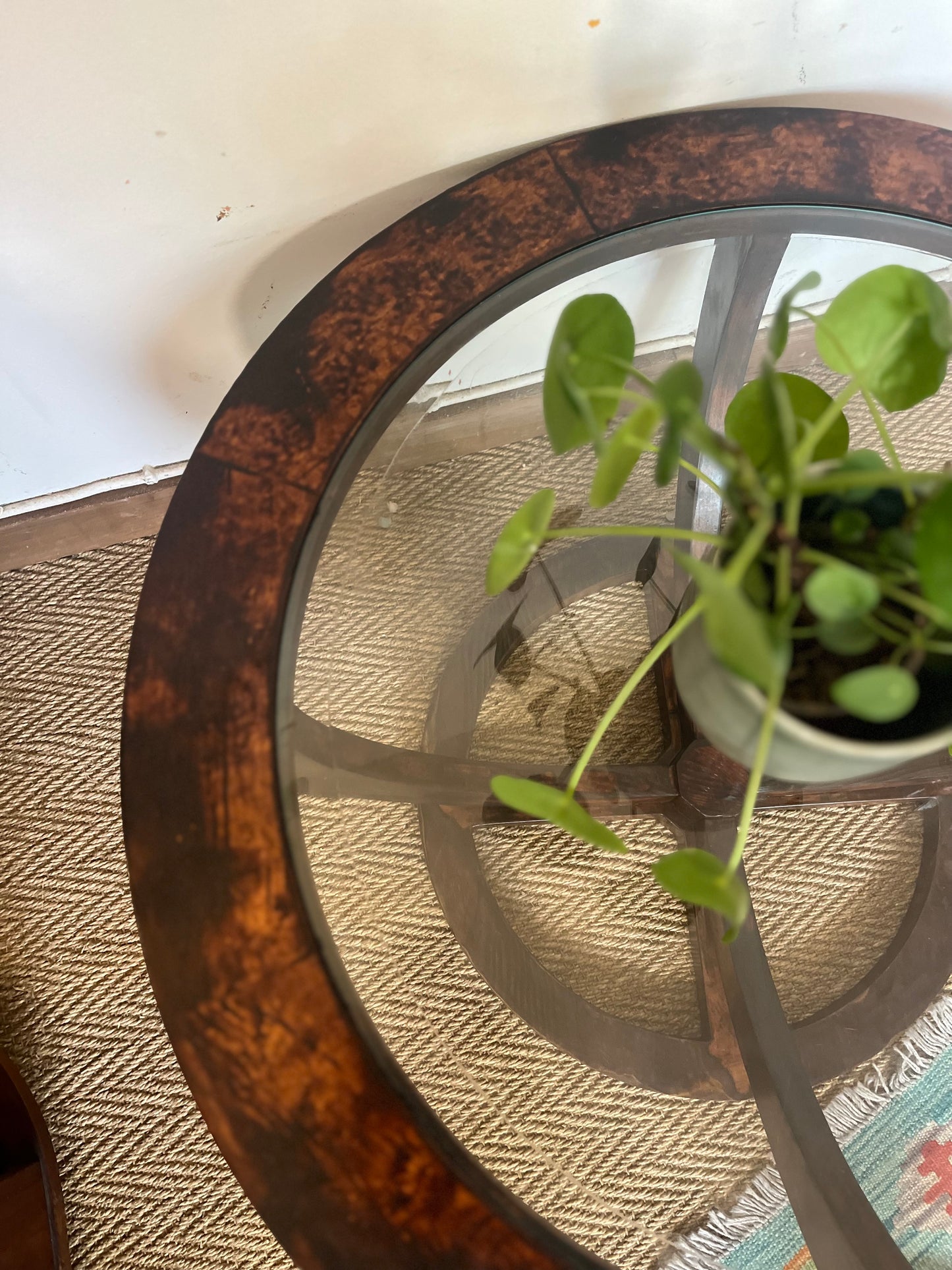 Table basse vintage ovale en bois et verre biseauté