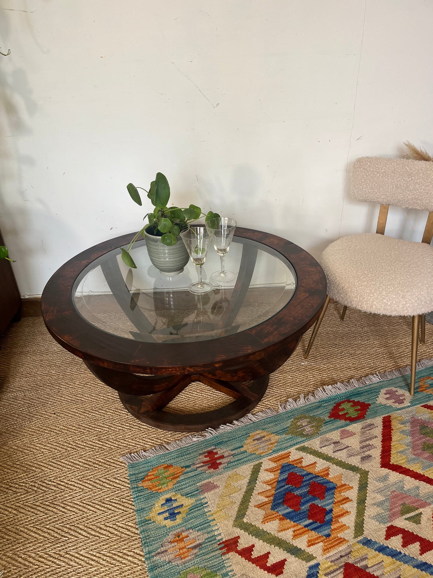 Table basse vintage ovale en bois et verre biseauté