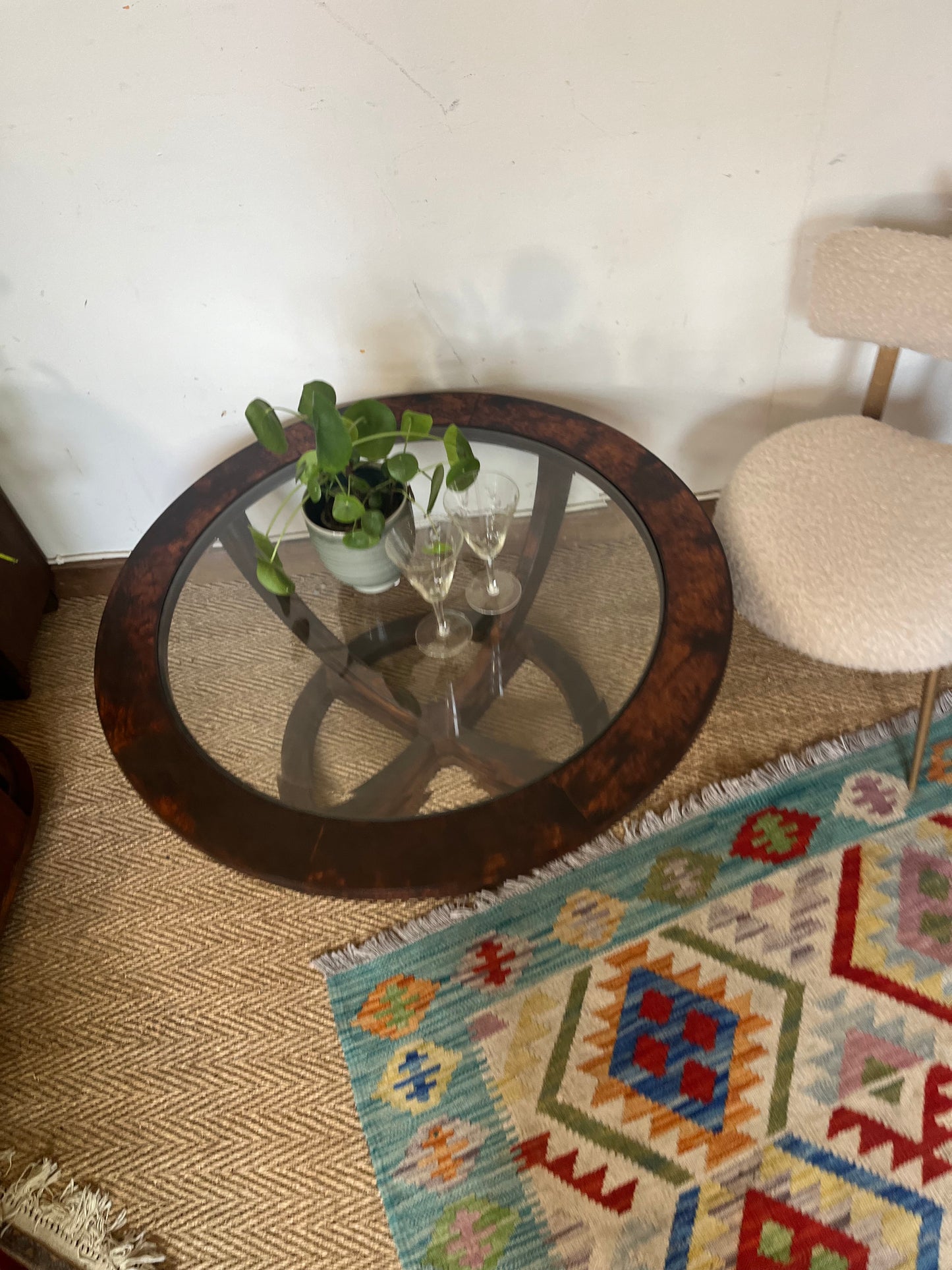 Table basse vintage ovale en bois et verre biseauté