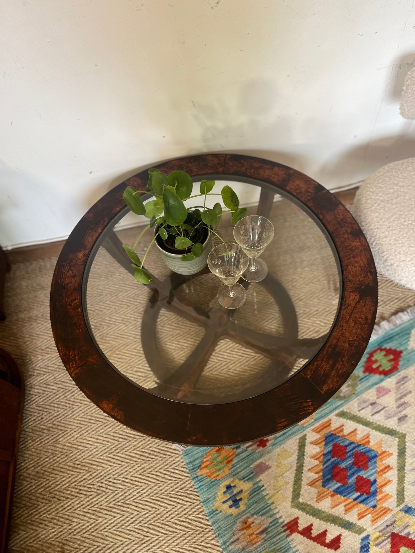 Table basse vintage ovale en bois et verre biseauté