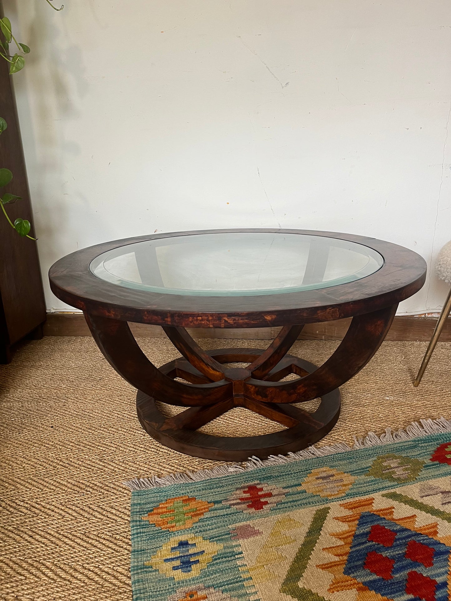 Table basse vintage ovale en bois et verre biseauté