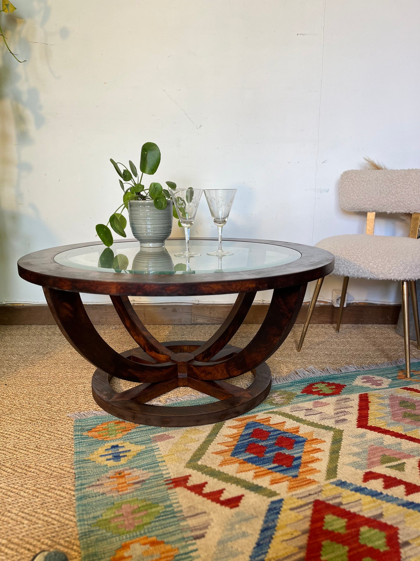 Table basse vintage ovale en bois et verre biseauté