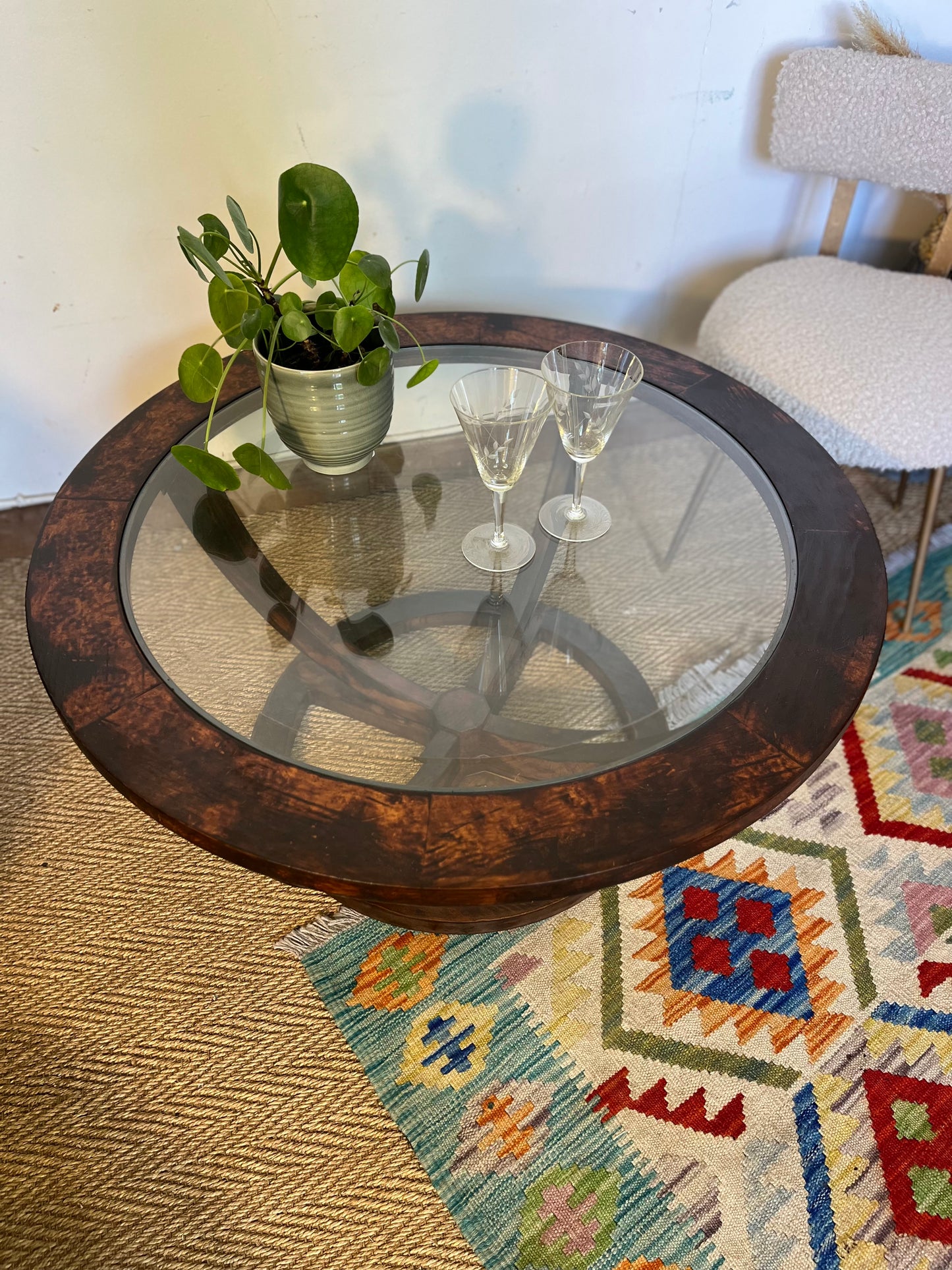 Table basse vintage ovale en bois et verre biseauté