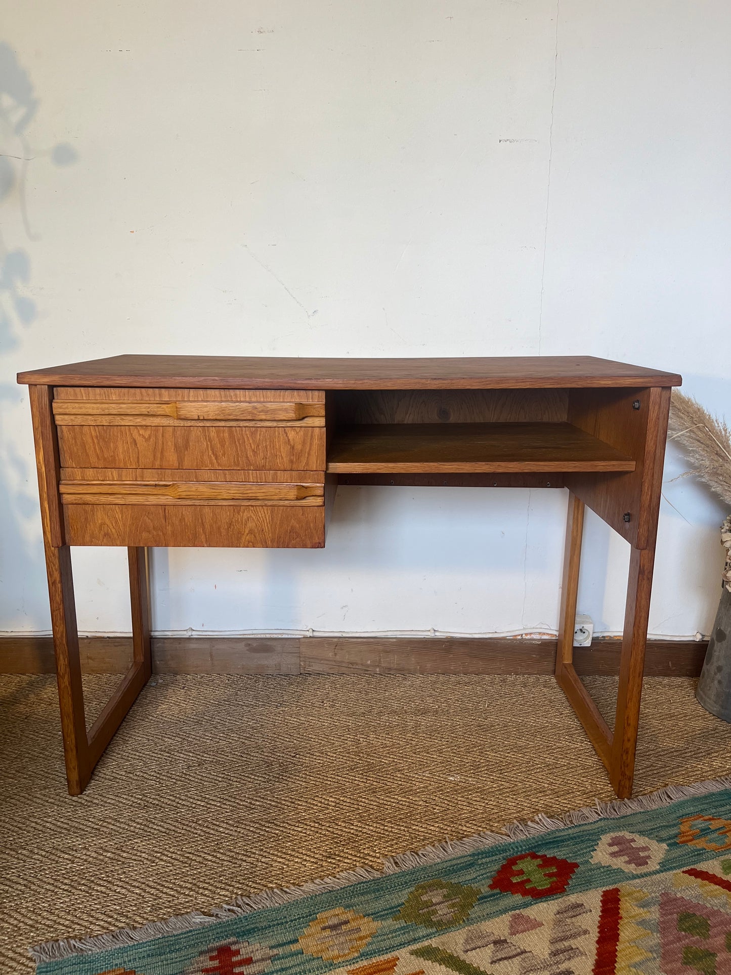 Bureau vintage pieds traineaux placage chêne