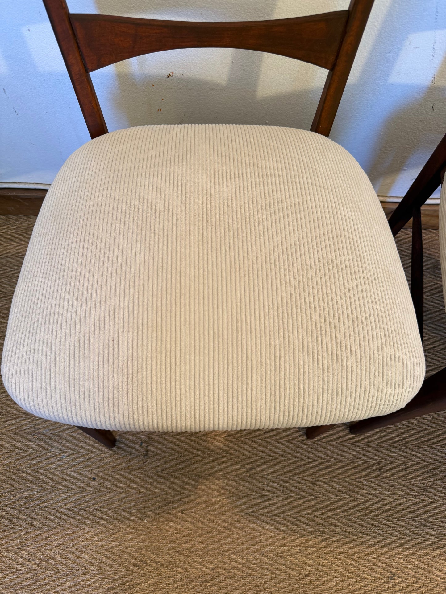 Paire de chaises vintage bois et velours côtelé beige