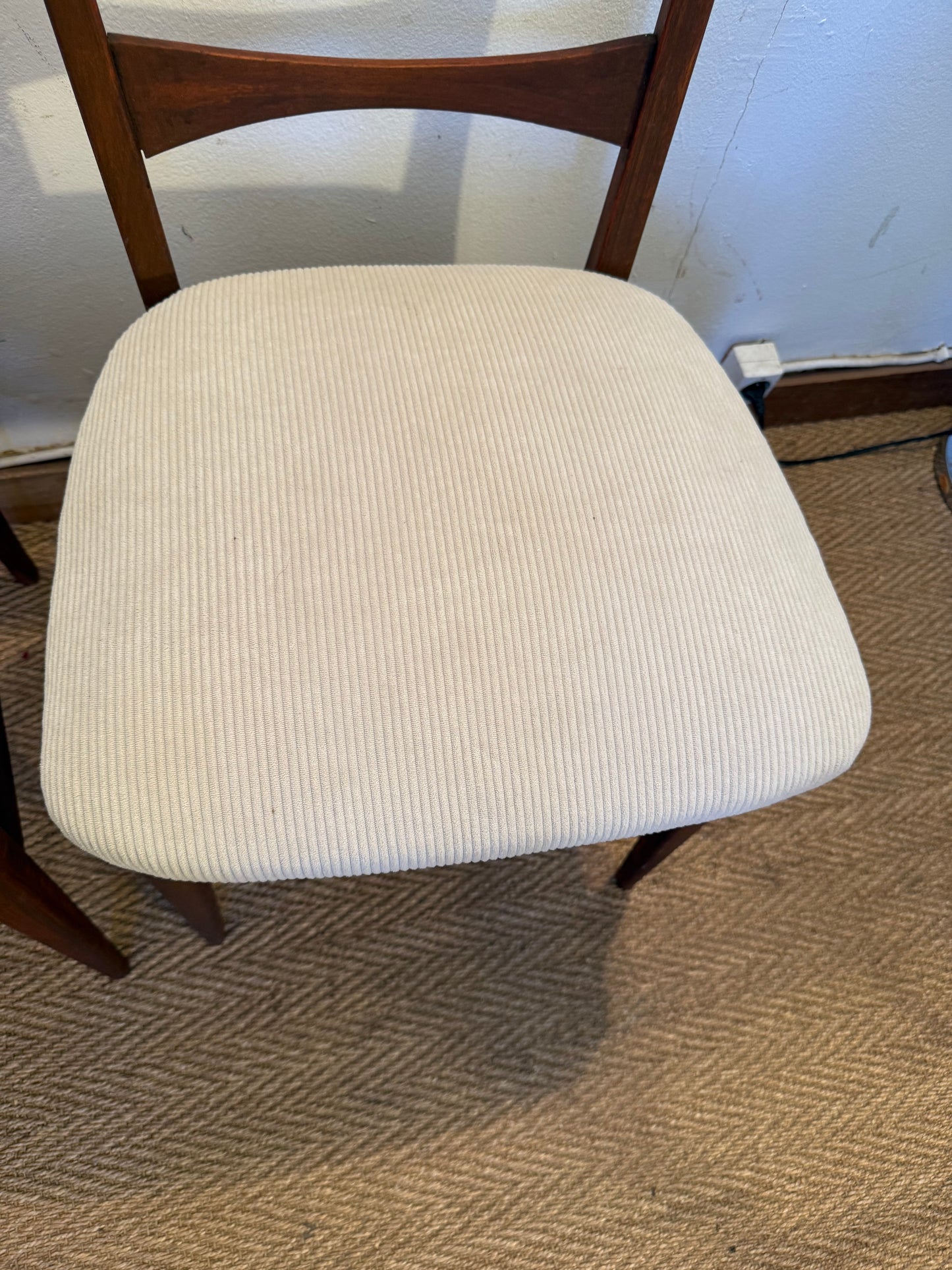 Paire de chaises vintage bois et velours côtelé beige