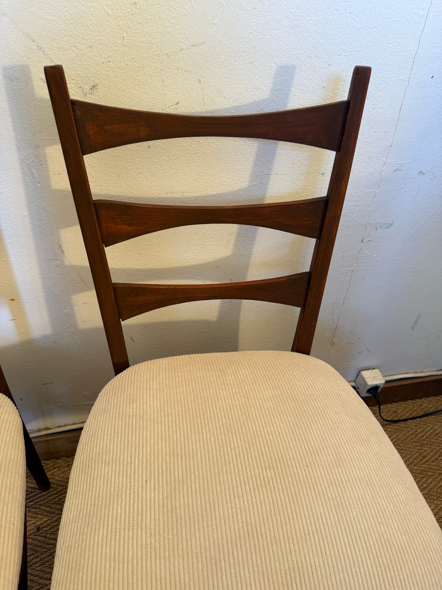 Paire de chaises vintage bois et velours côtelé beige