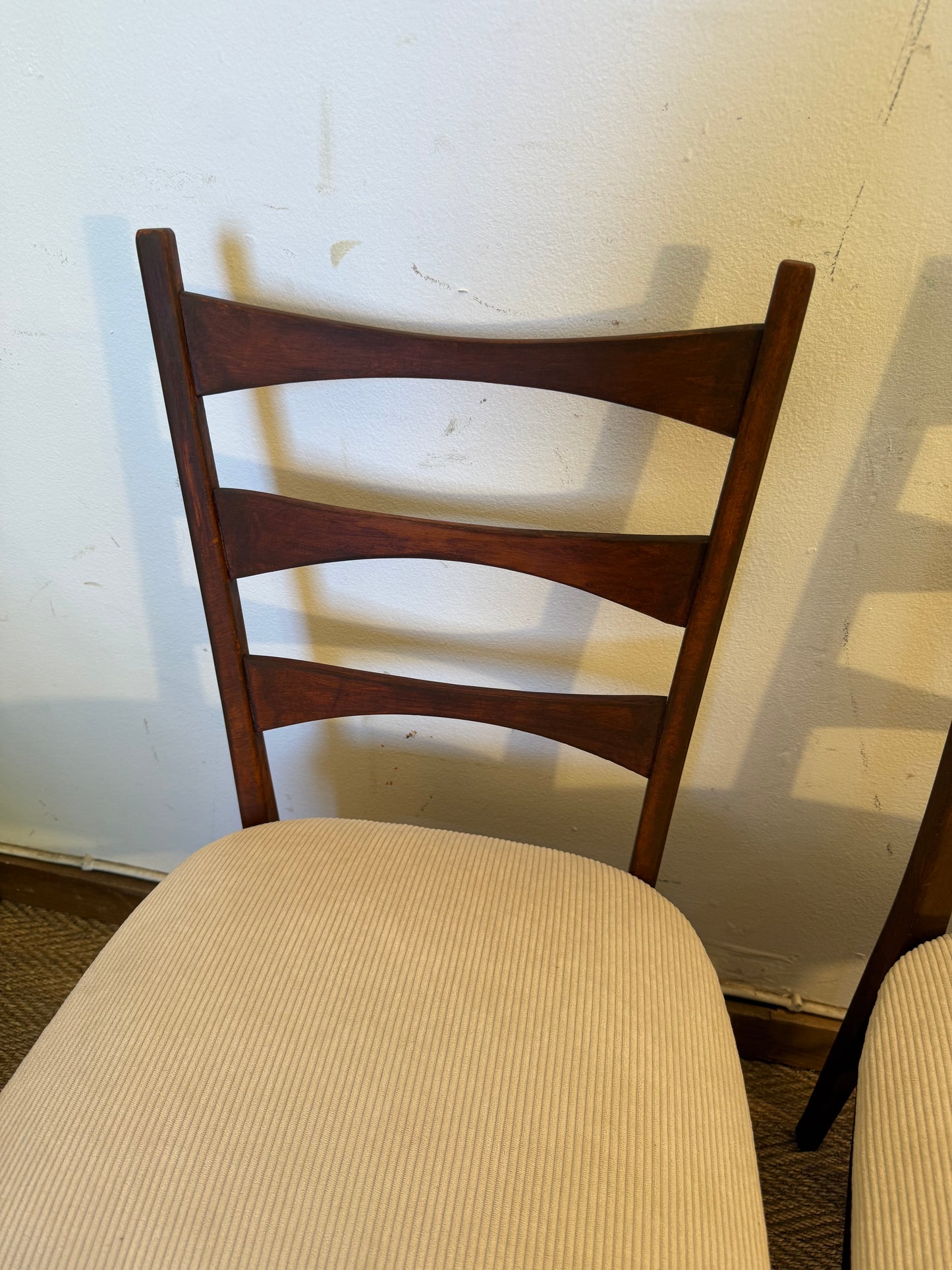 Paire de chaises vintage bois et velours côtelé beige