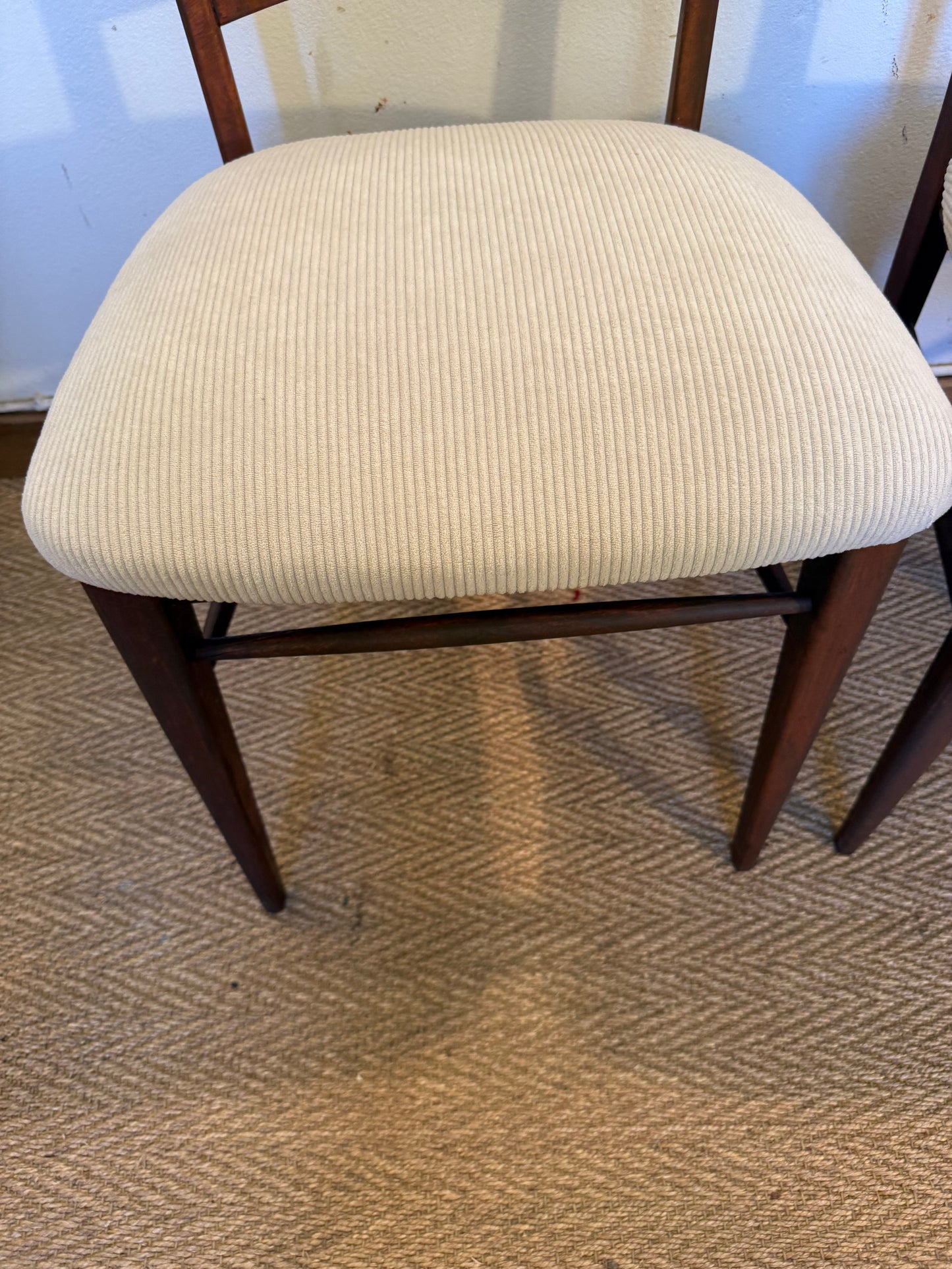 Paire de chaises vintage bois et velours côtelé beige