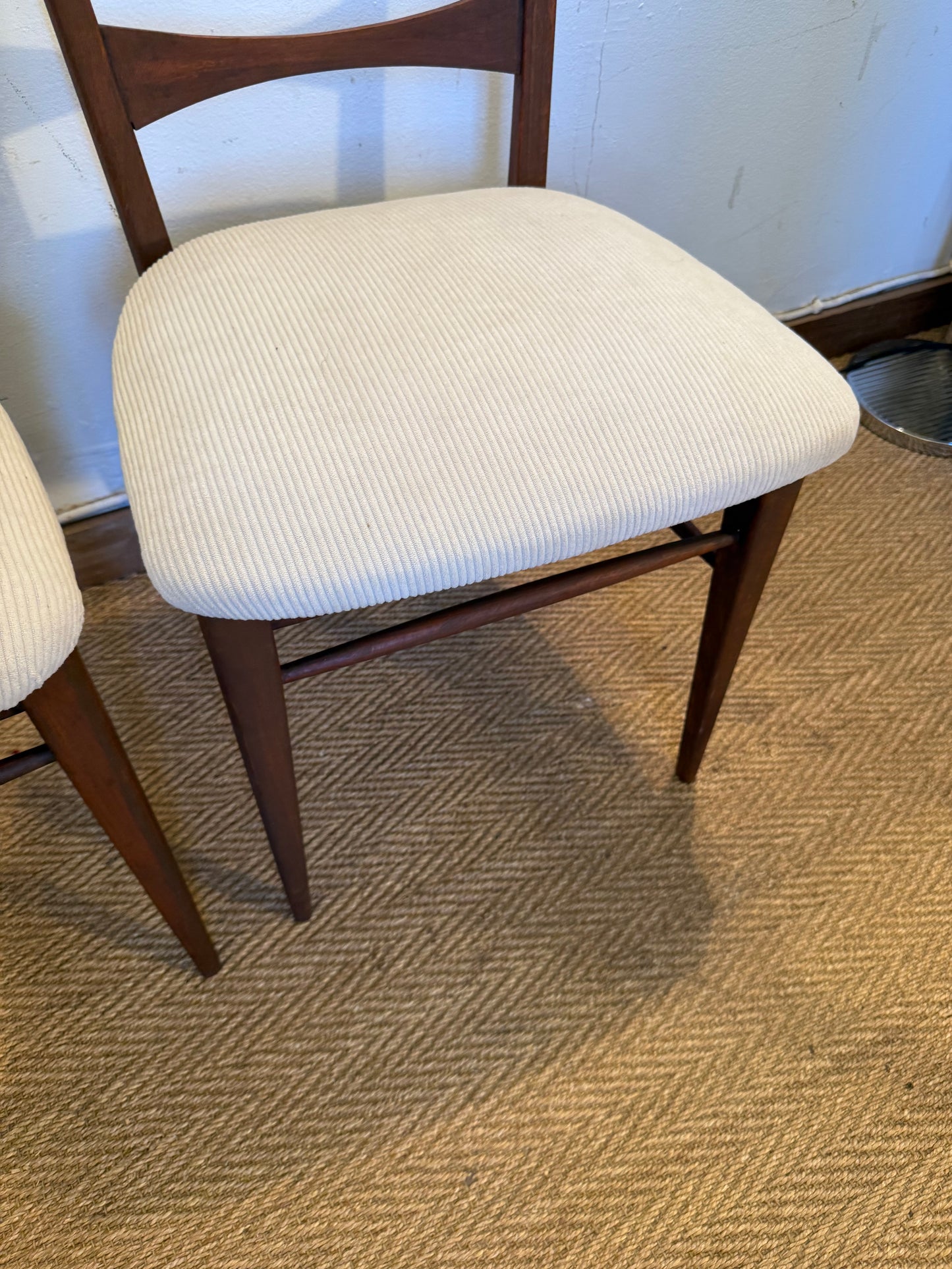 Paire de chaises vintage bois et velours côtelé beige