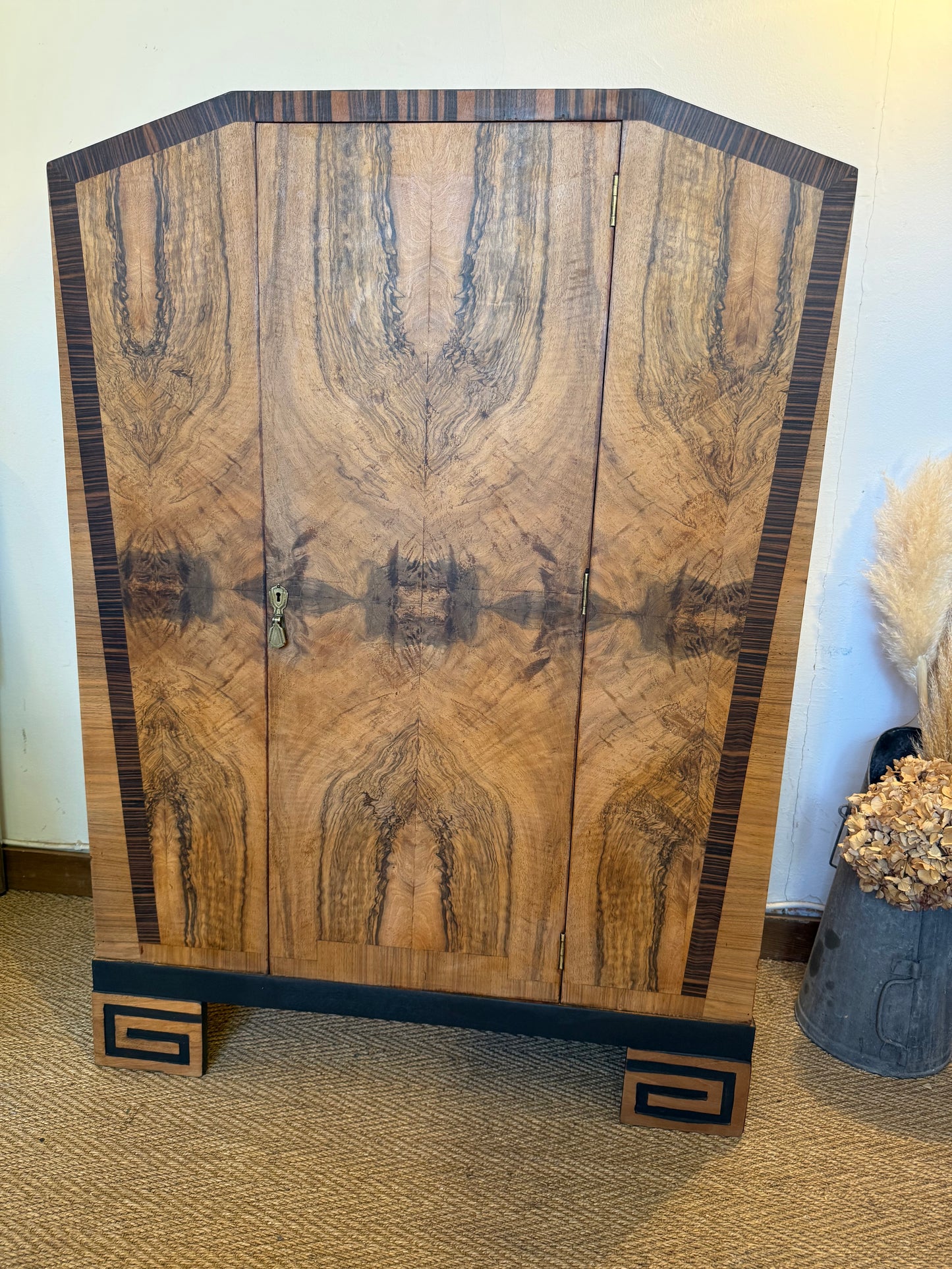 Meuble de rangement vintage art déco (vaisselier, armoire) en ronce de noyer