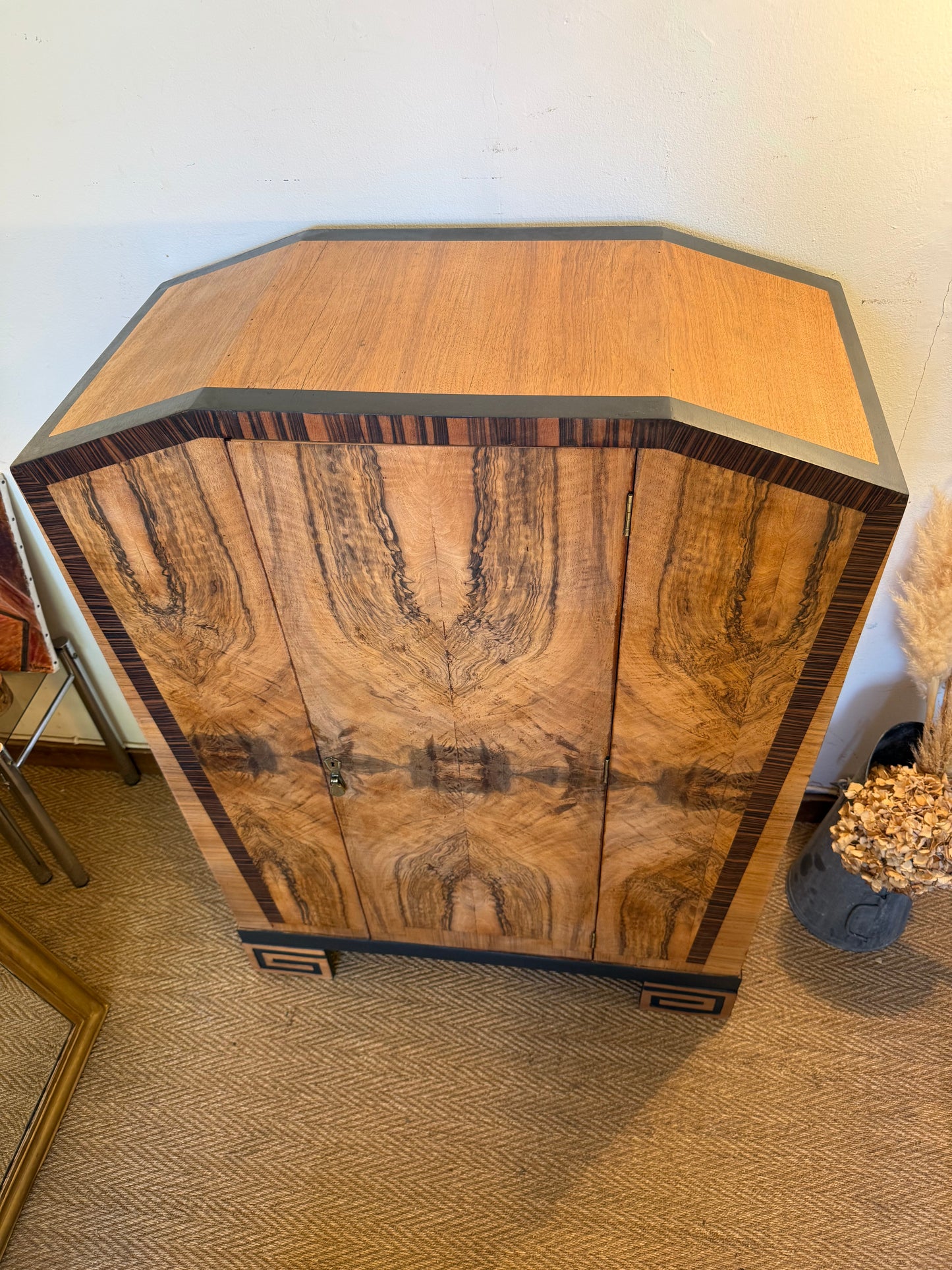 Meuble de rangement vintage art déco (vaisselier, armoire) en ronce de noyer