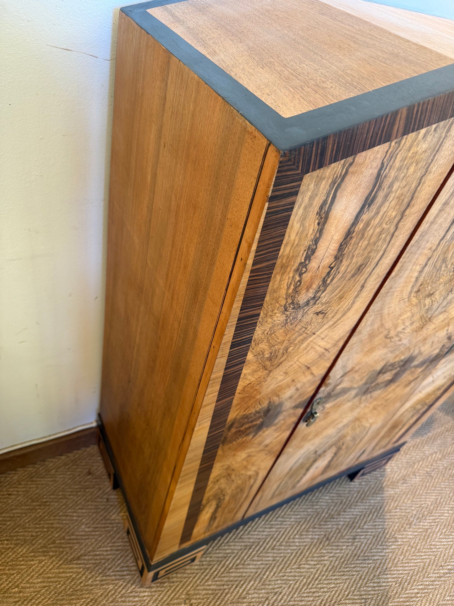 Meuble de rangement vintage art déco (vaisselier, armoire) en ronce de noyer