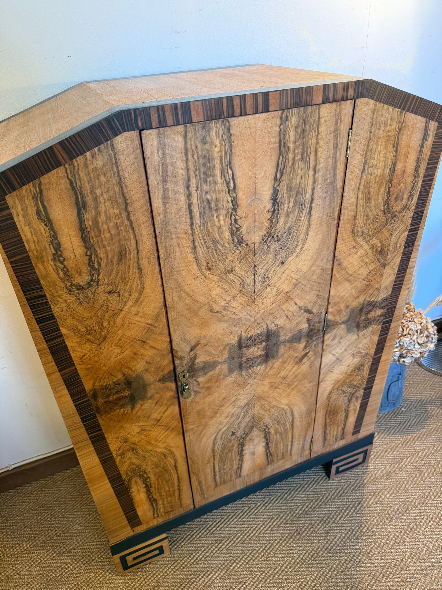 Meuble de rangement vintage art déco (vaisselier, armoire) en ronce de noyer
