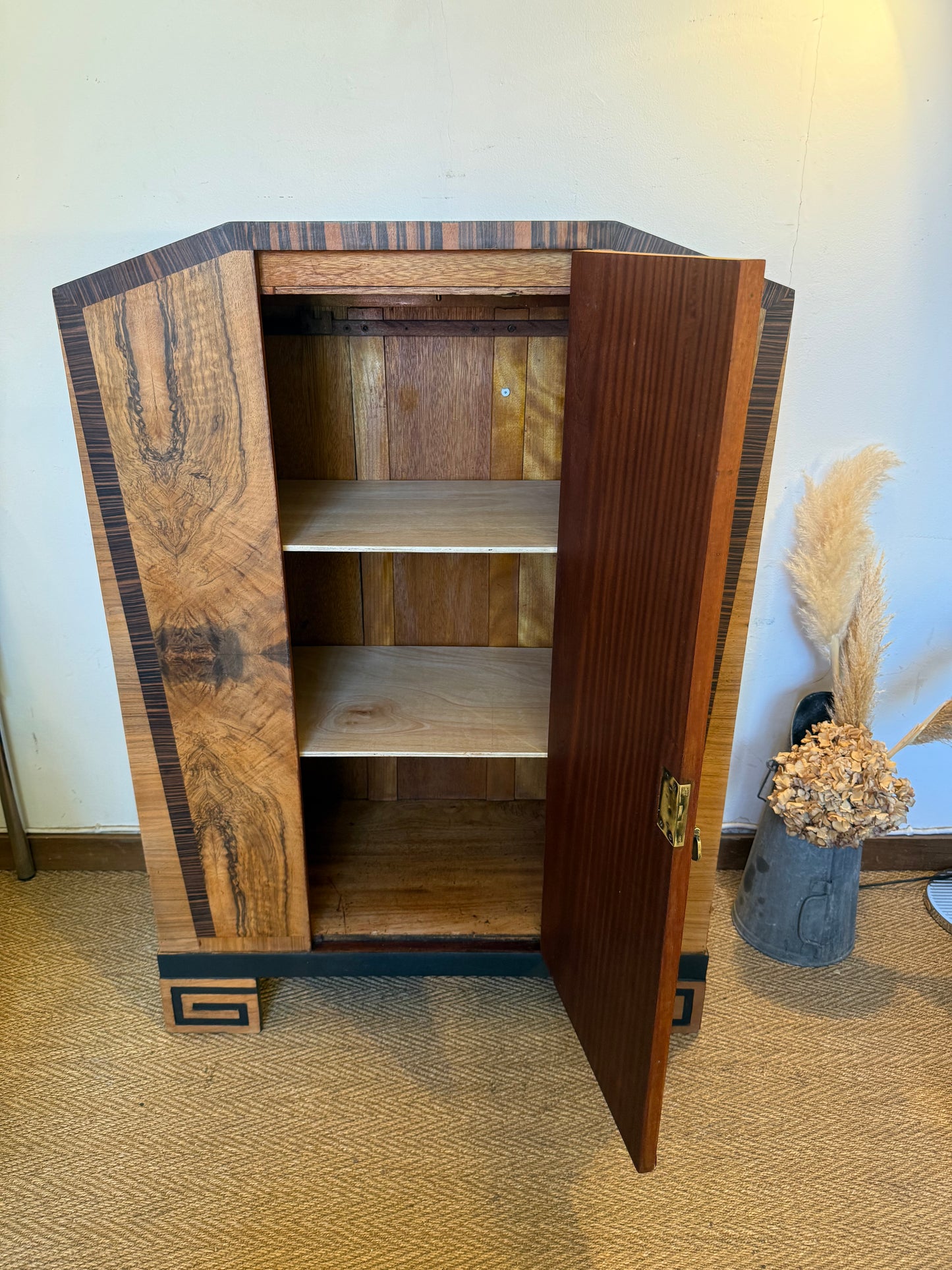 Meuble de rangement vintage art déco (vaisselier, armoire) en ronce de noyer