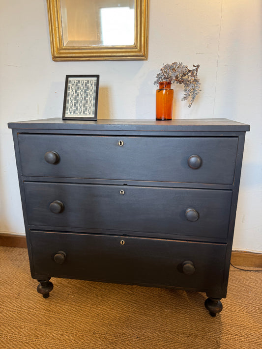 Commode anglaise en bois patiné noir