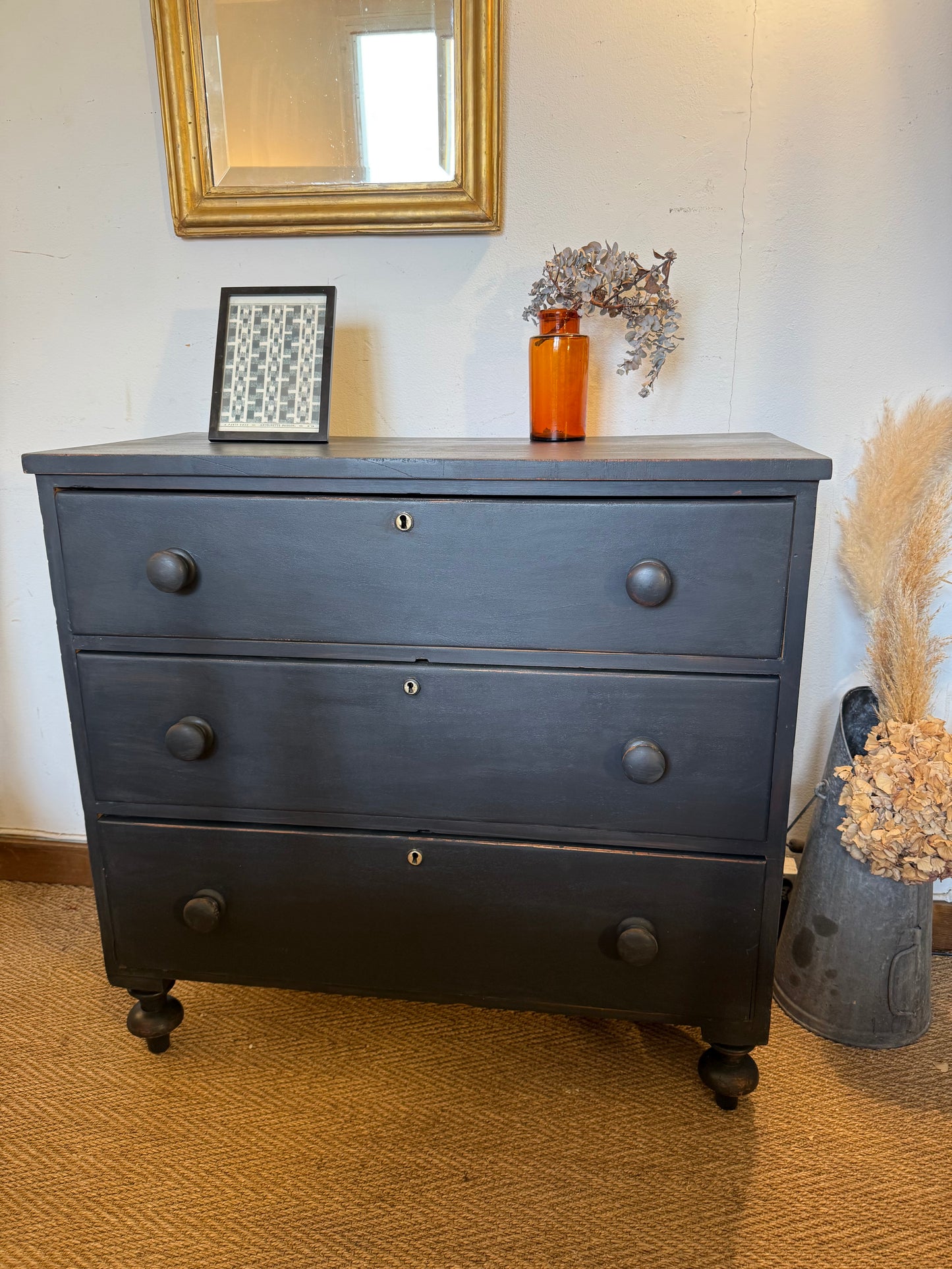 Commode anglaise en bois patiné noir
