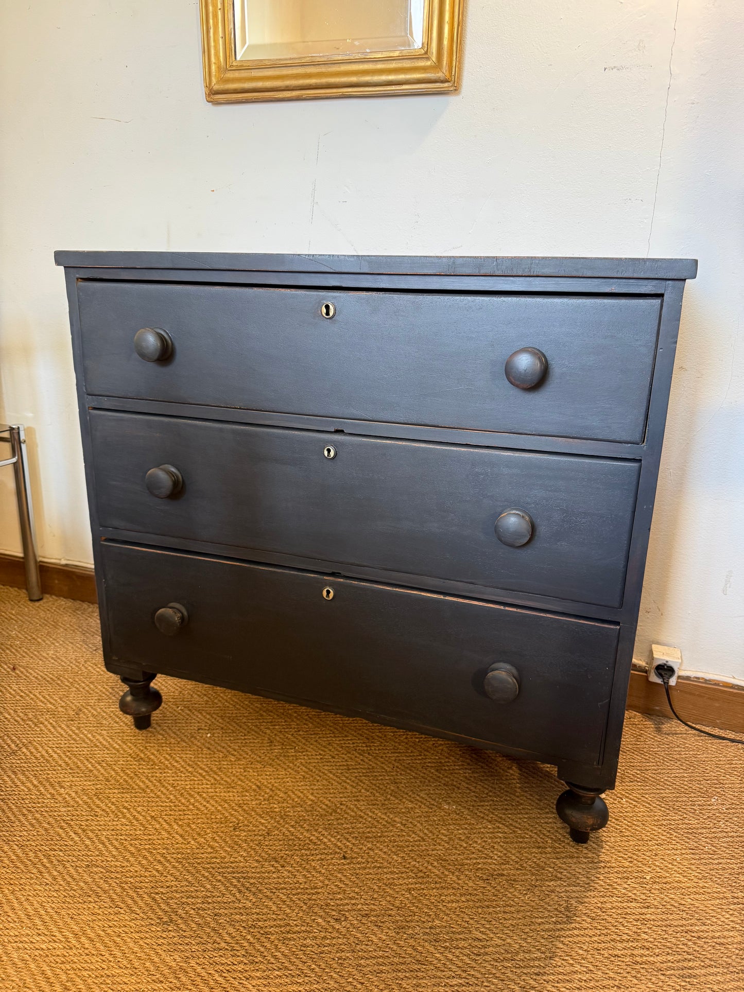 Commode anglaise en bois patiné noir