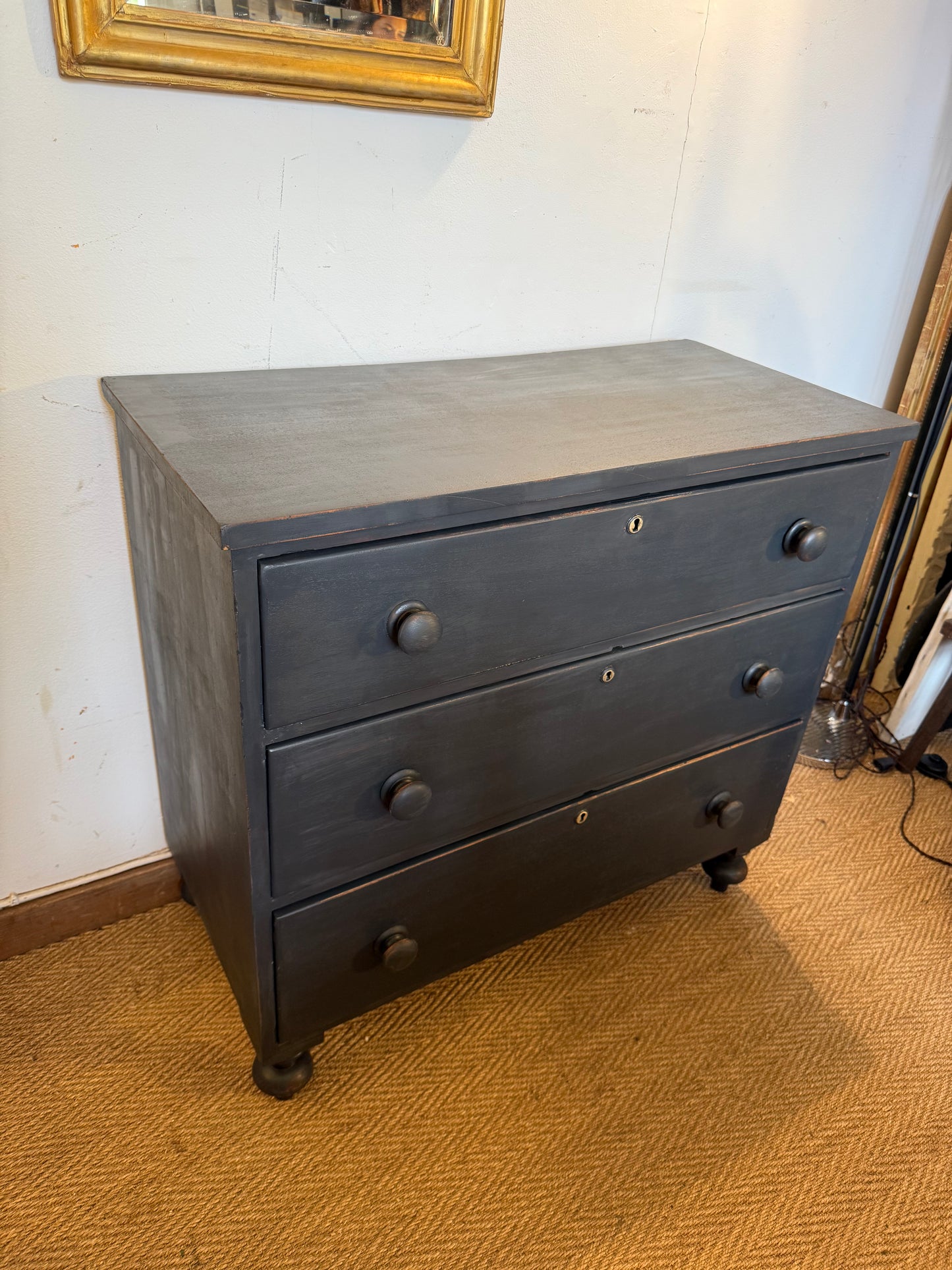 Commode anglaise en bois patiné noir