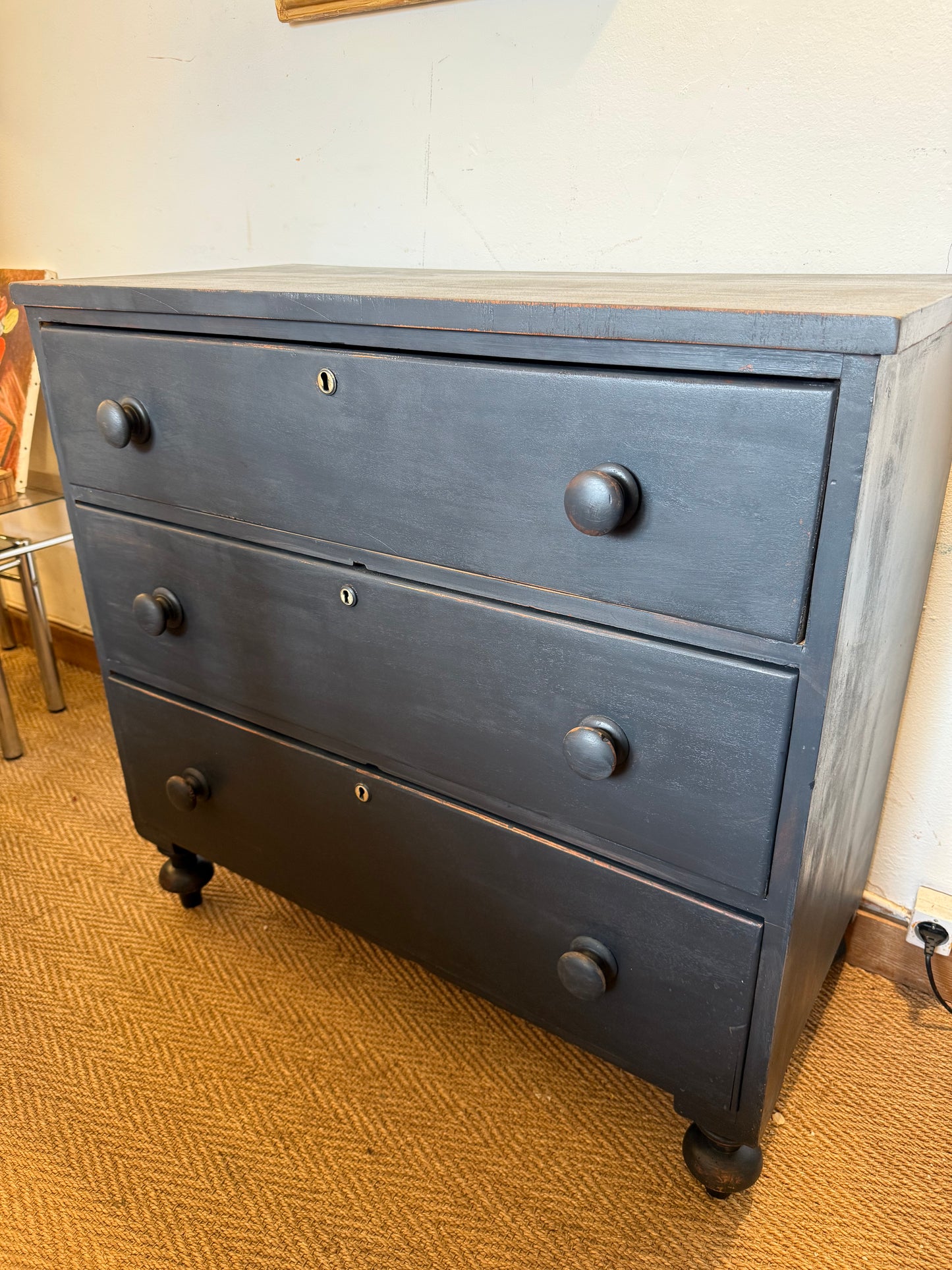 Commode anglaise en bois patiné noir