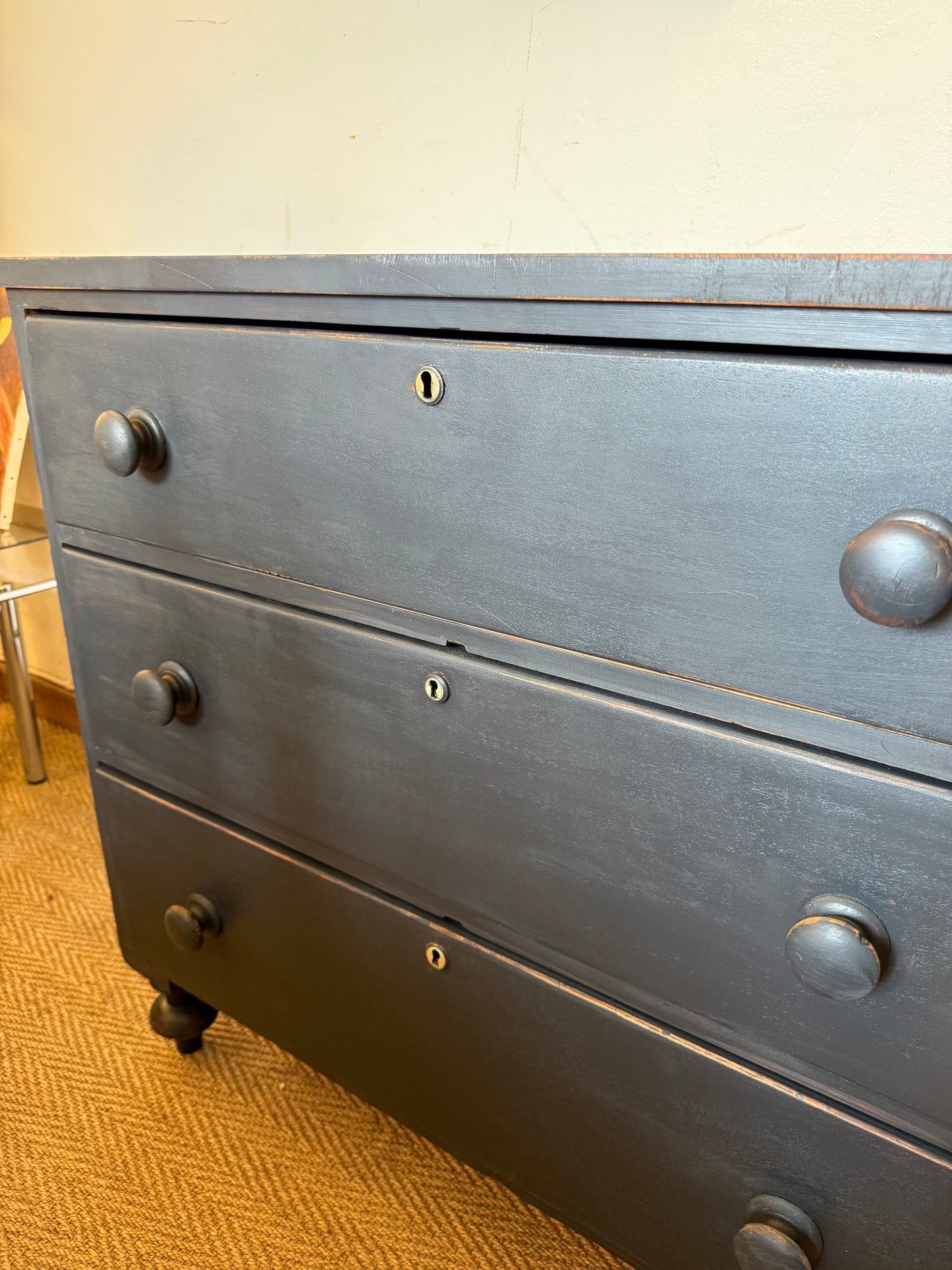 Commode anglaise en bois patiné noir
