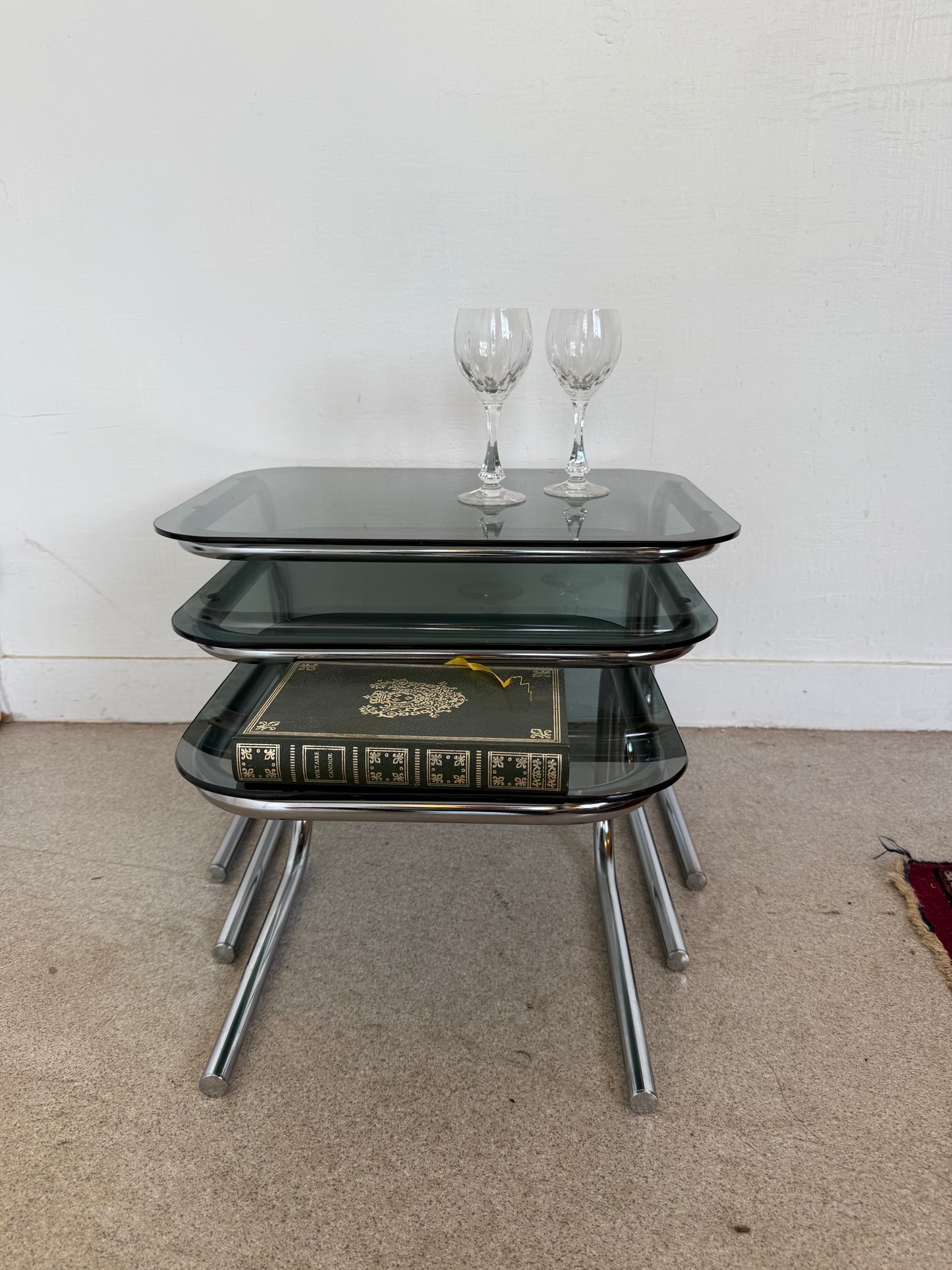Trio de tables gigognes chrome et verre fumé vintage