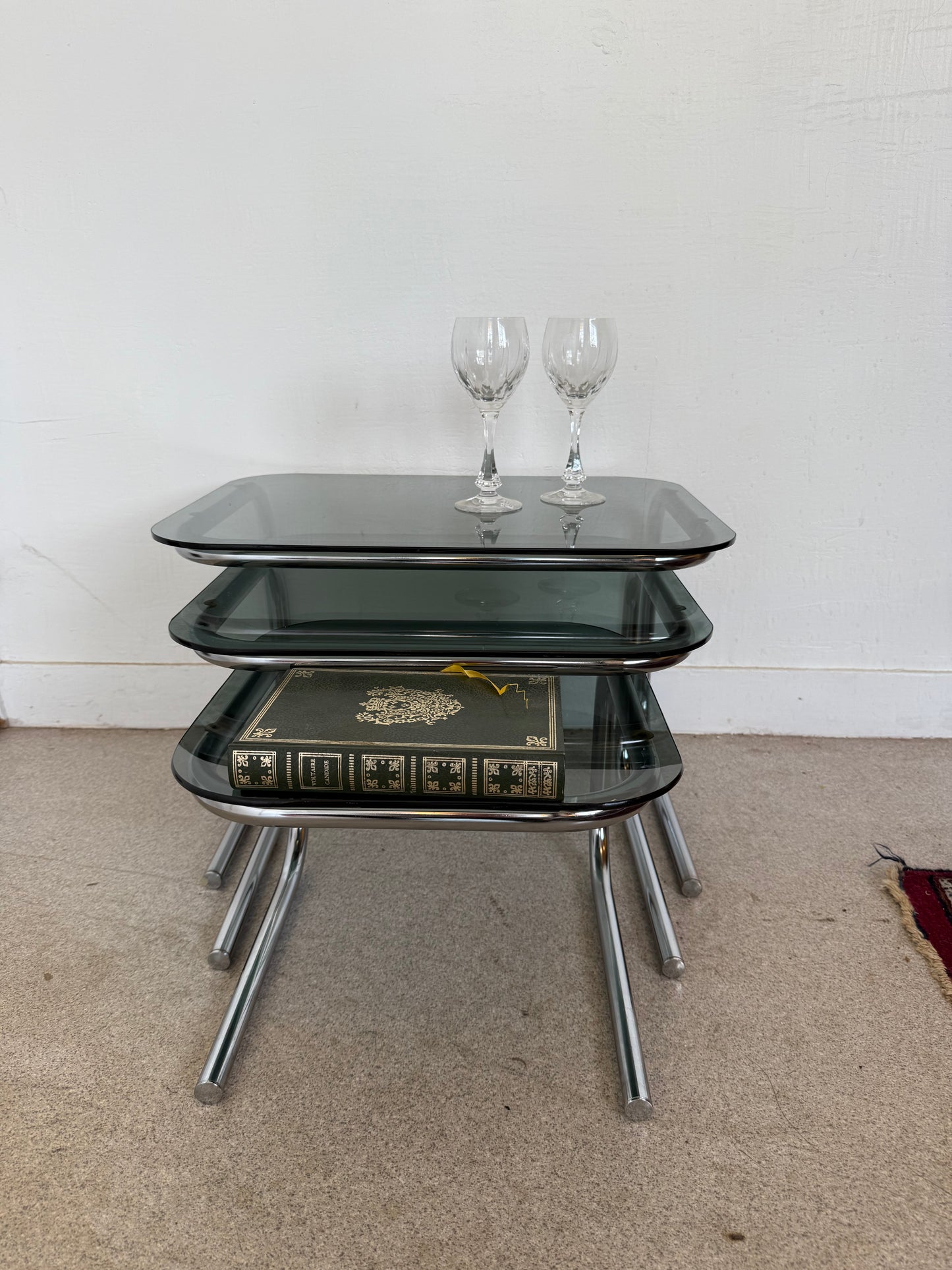 Trio de tables gigognes chrome et verre fumé vintage
