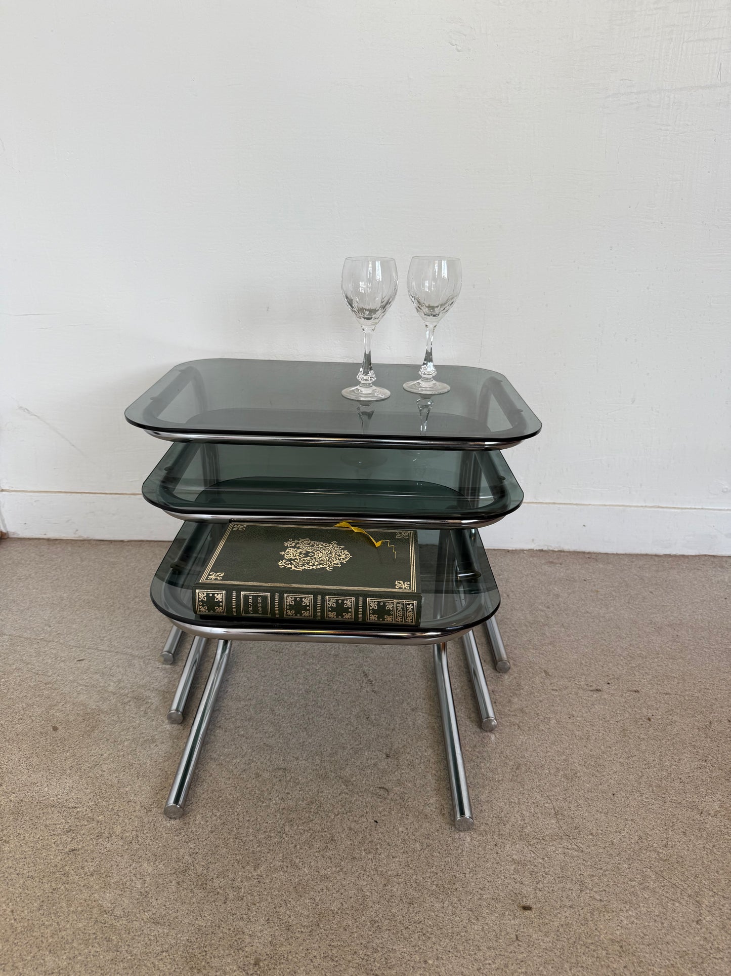 Trio de tables gigognes chrome et verre fumé vintage