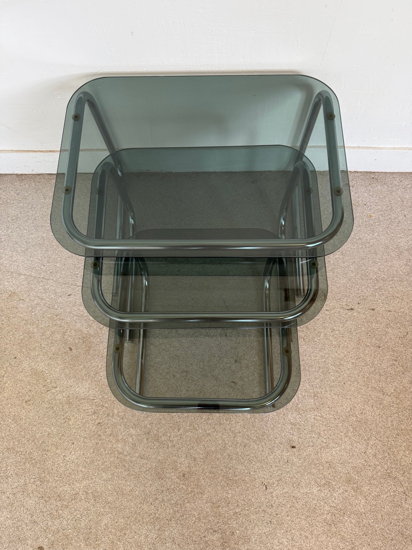 Trio de tables gigognes chrome et verre fumé vintage