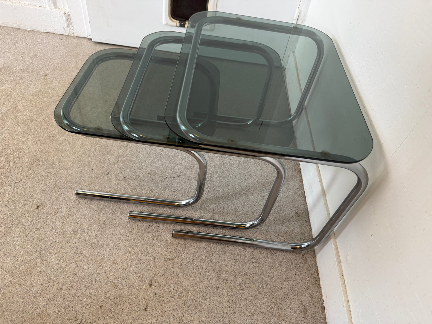 Trio de tables gigognes chrome et verre fumé vintage
