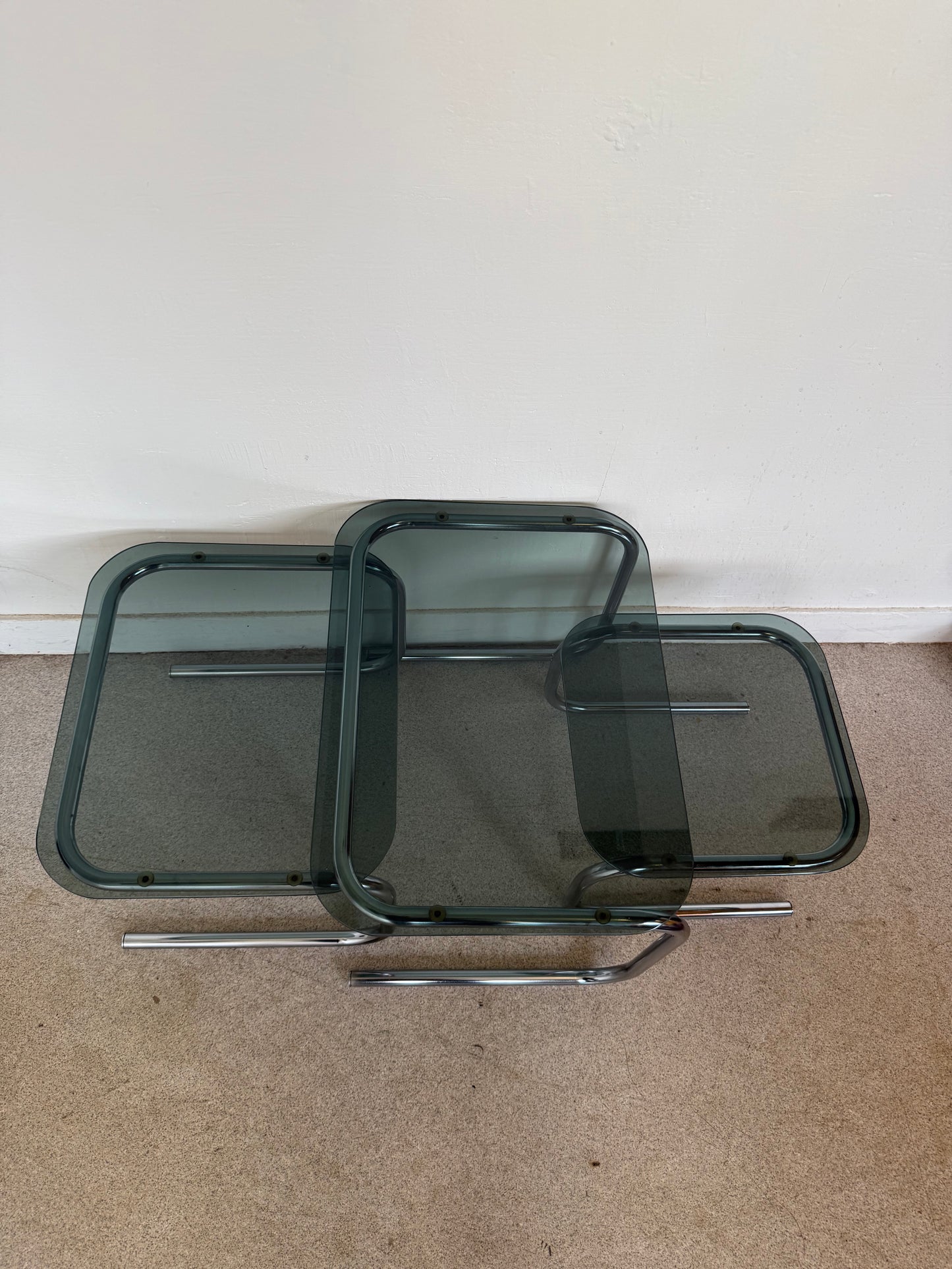 Trio de tables gigognes chrome et verre fumé vintage