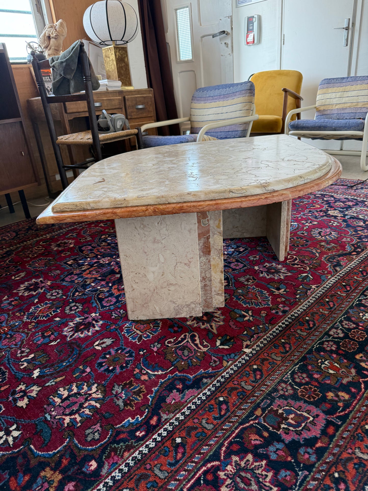 Table basse en marbre vintage forme de goutte