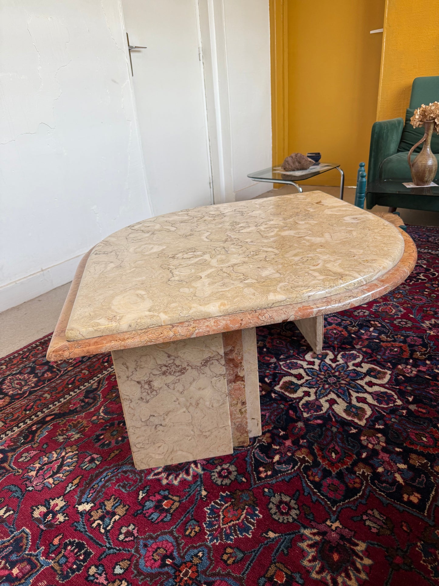 Table basse en marbre vintage forme de goutte