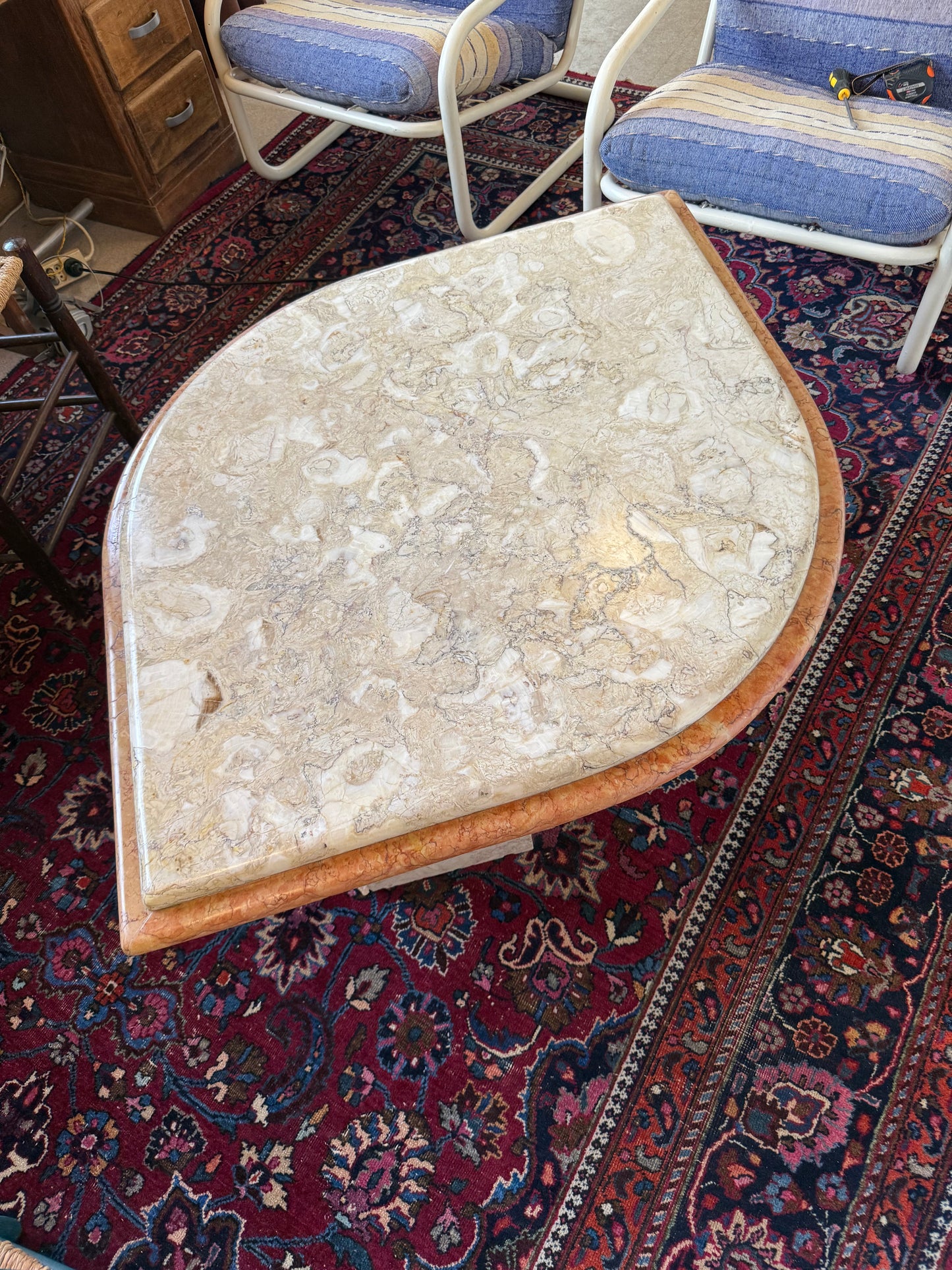 Table basse en marbre vintage forme de goutte