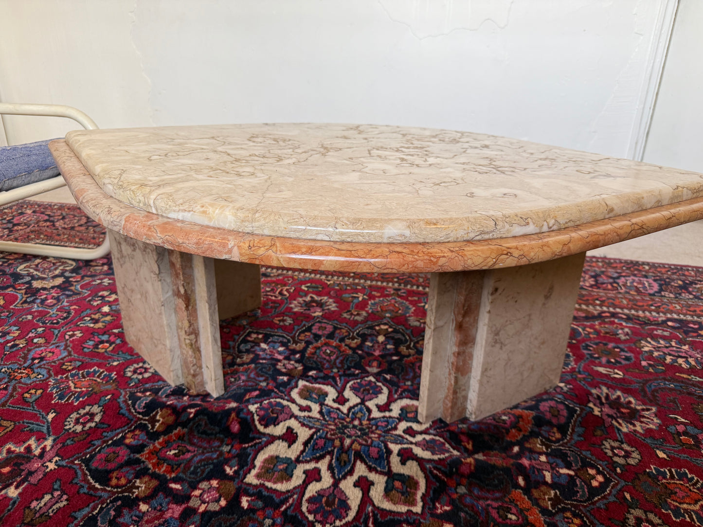 Table basse en marbre vintage forme de goutte