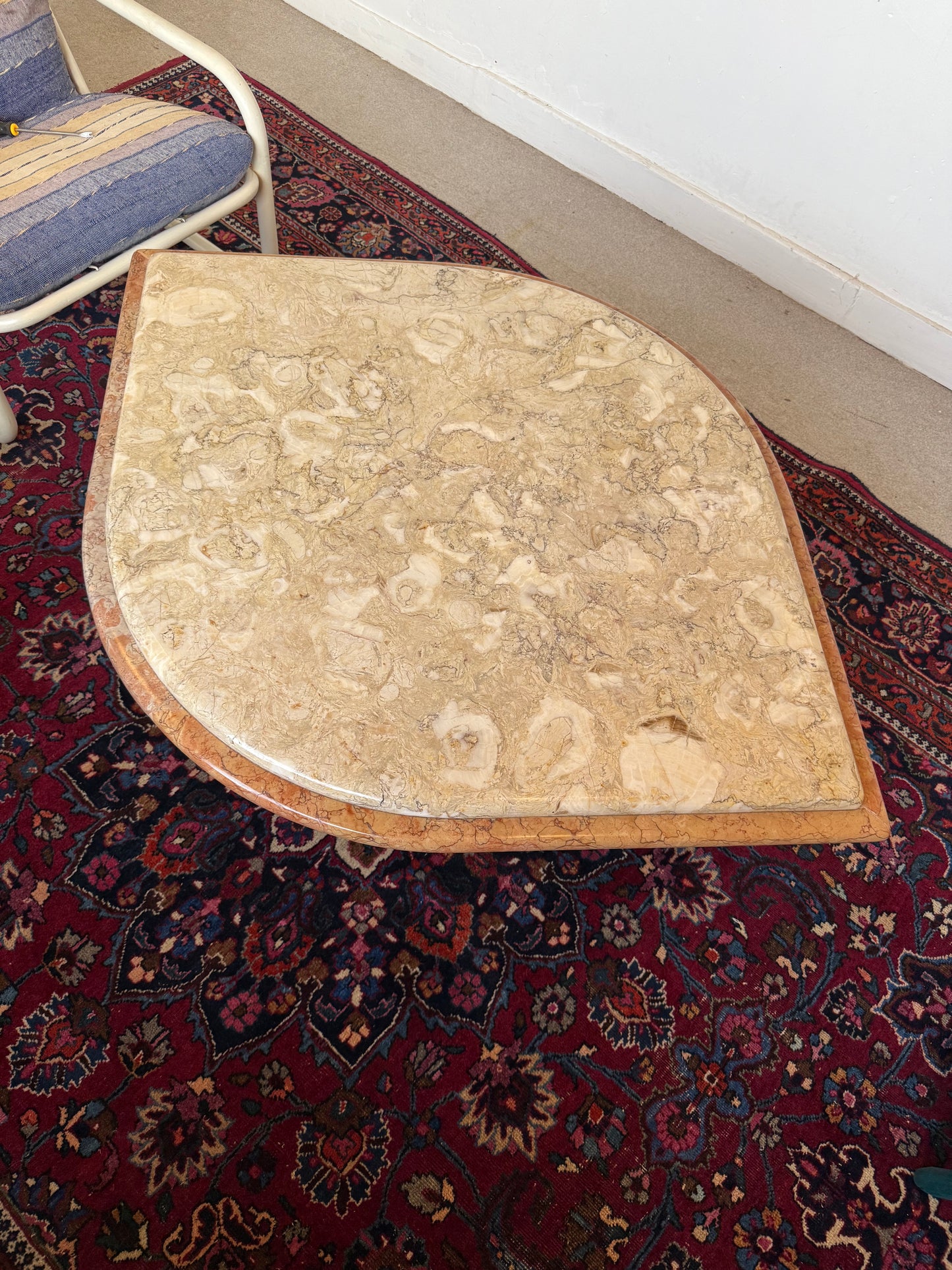 Table basse en marbre vintage forme de goutte