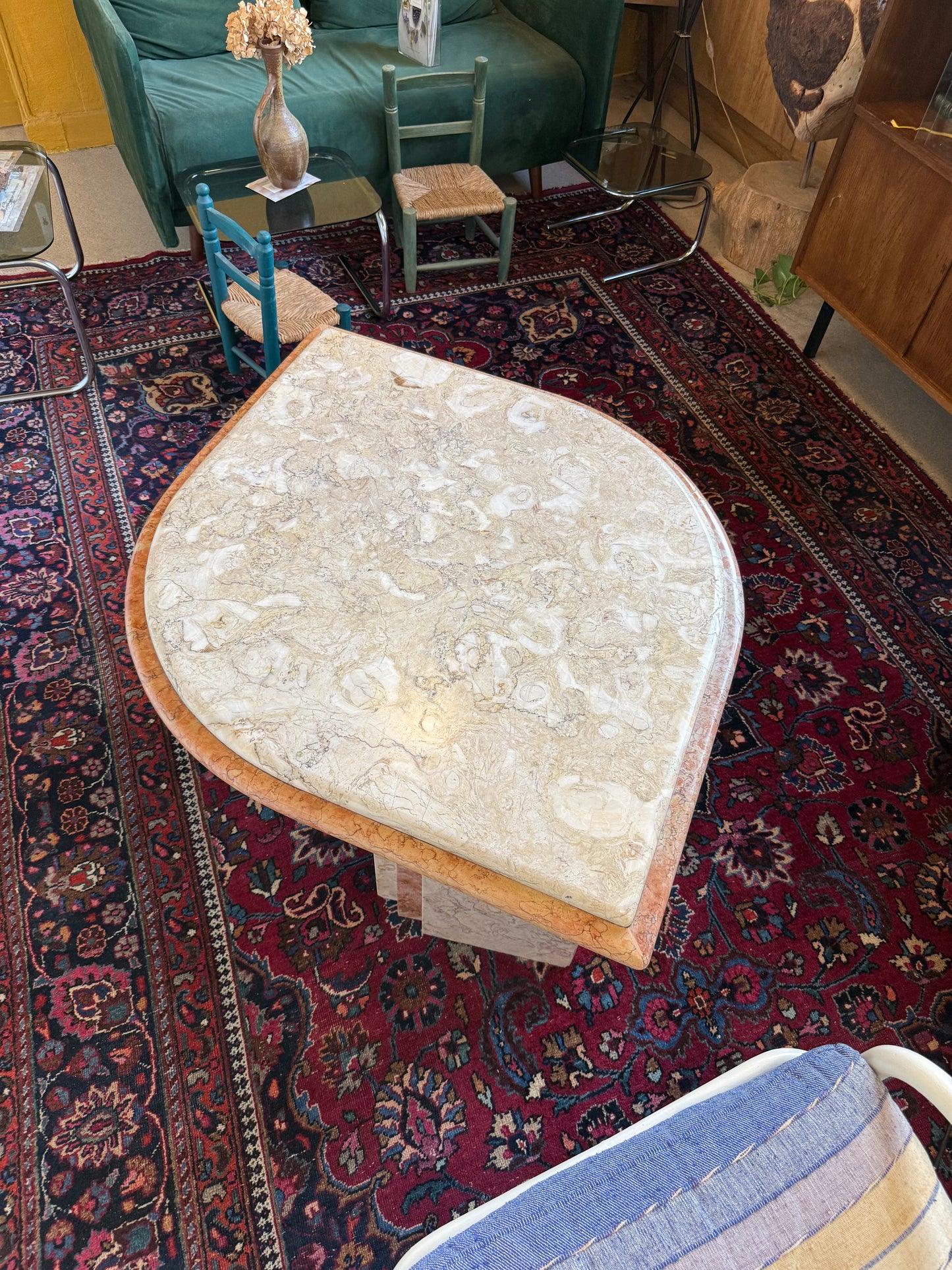 Table basse en marbre vintage forme de goutte