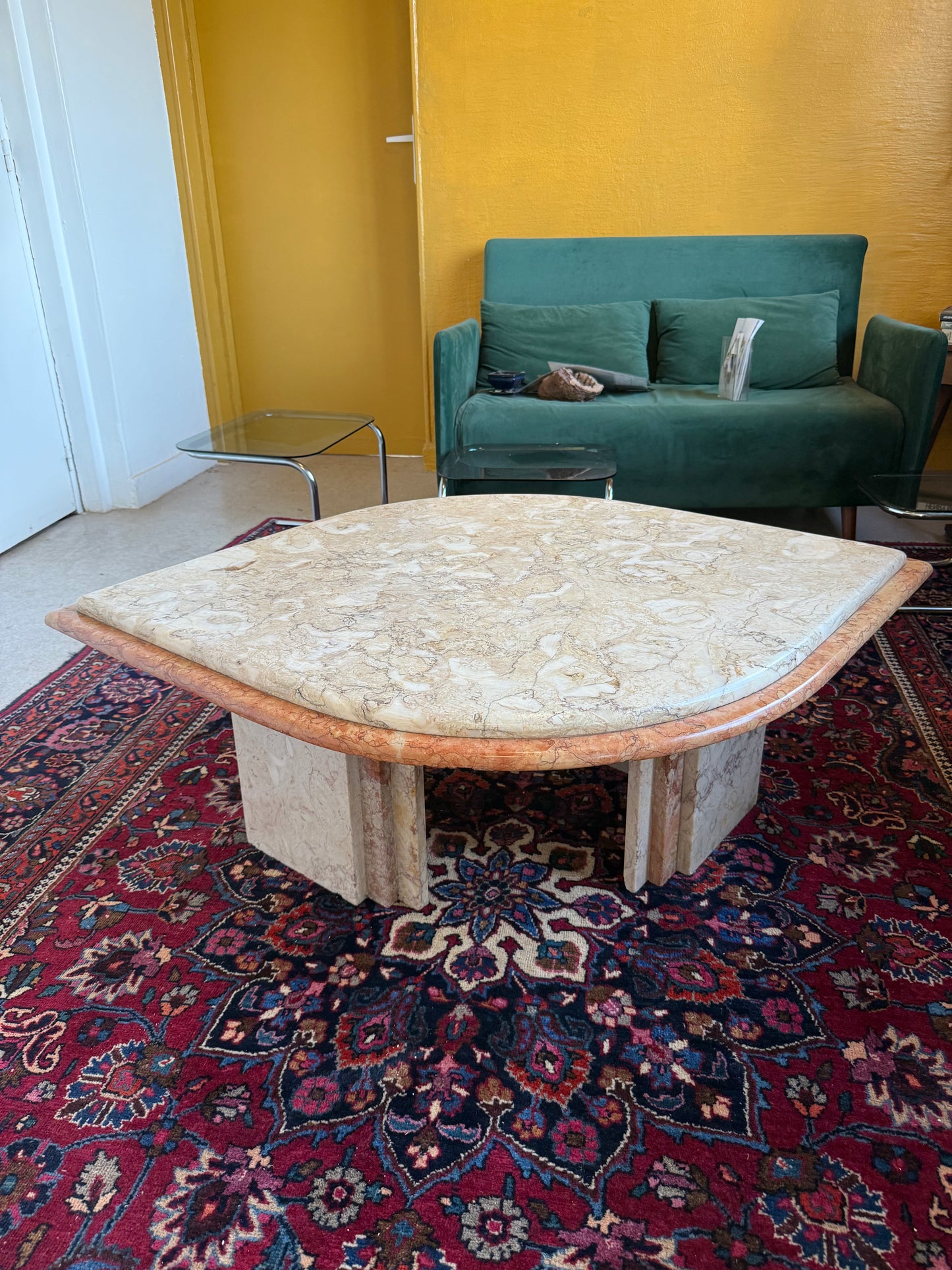 Table basse en marbre vintage forme de goutte